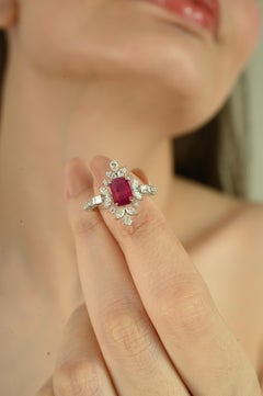 Art Deco Stil 18K Gold Regal Cocktail Ring mit 1.08Ct Rubin & Clustered Diamant