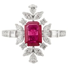 Anello da cocktail regale in oro 18 carati in stile Art Deco con rubino da 1,08 carati e diamanti a grappolo