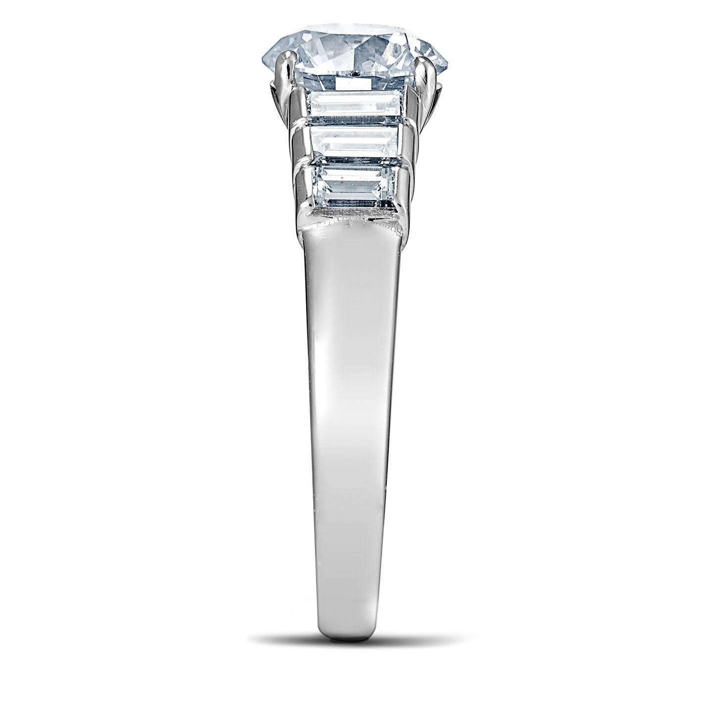 For Sale:  Art Deco Style 18k White Gold 0.70 Ct Diamond Ring with Baguette Diamonds 3
