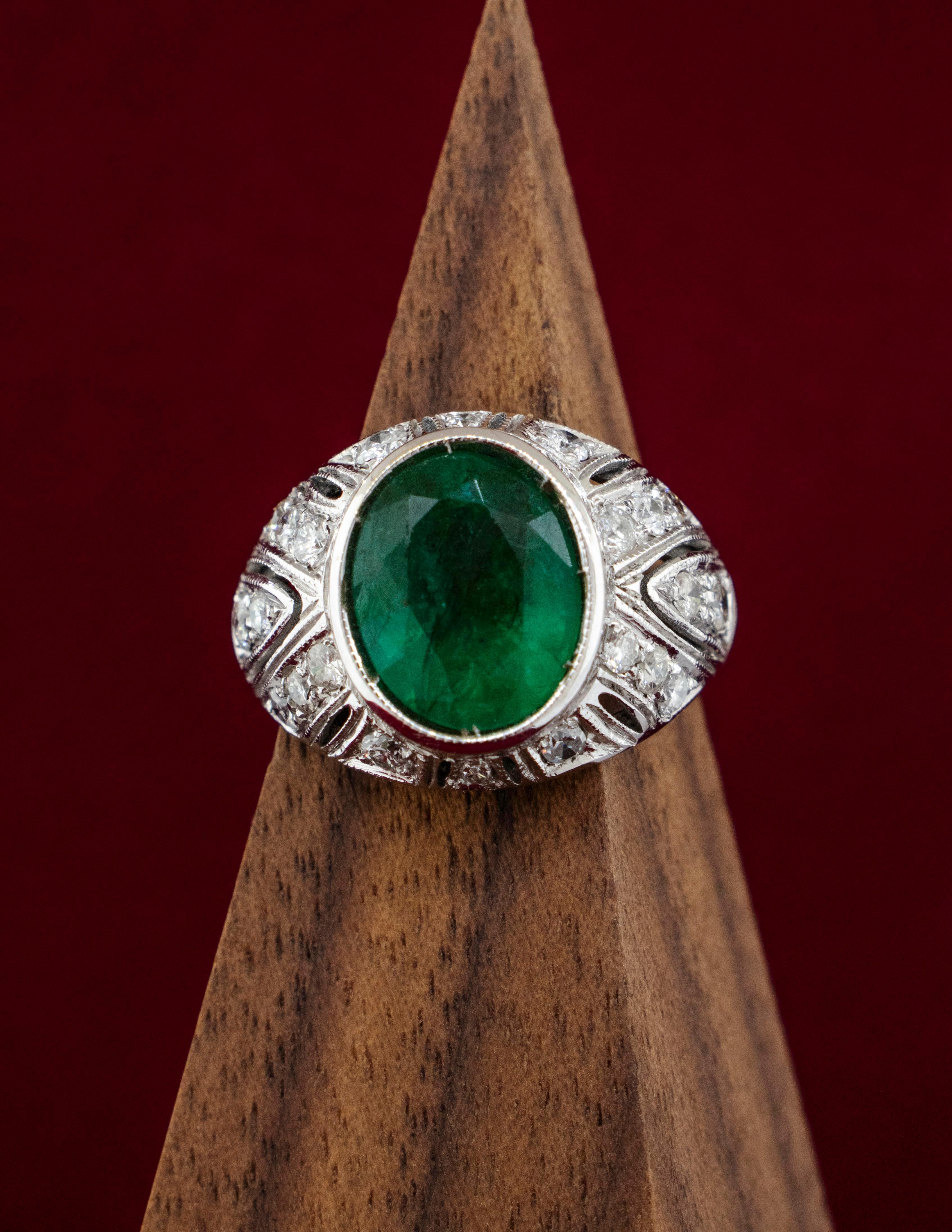 Women's Art Deco Style 18K White Gold 3.00 Carat Emerald Ring with Diamond Accents For Sale
