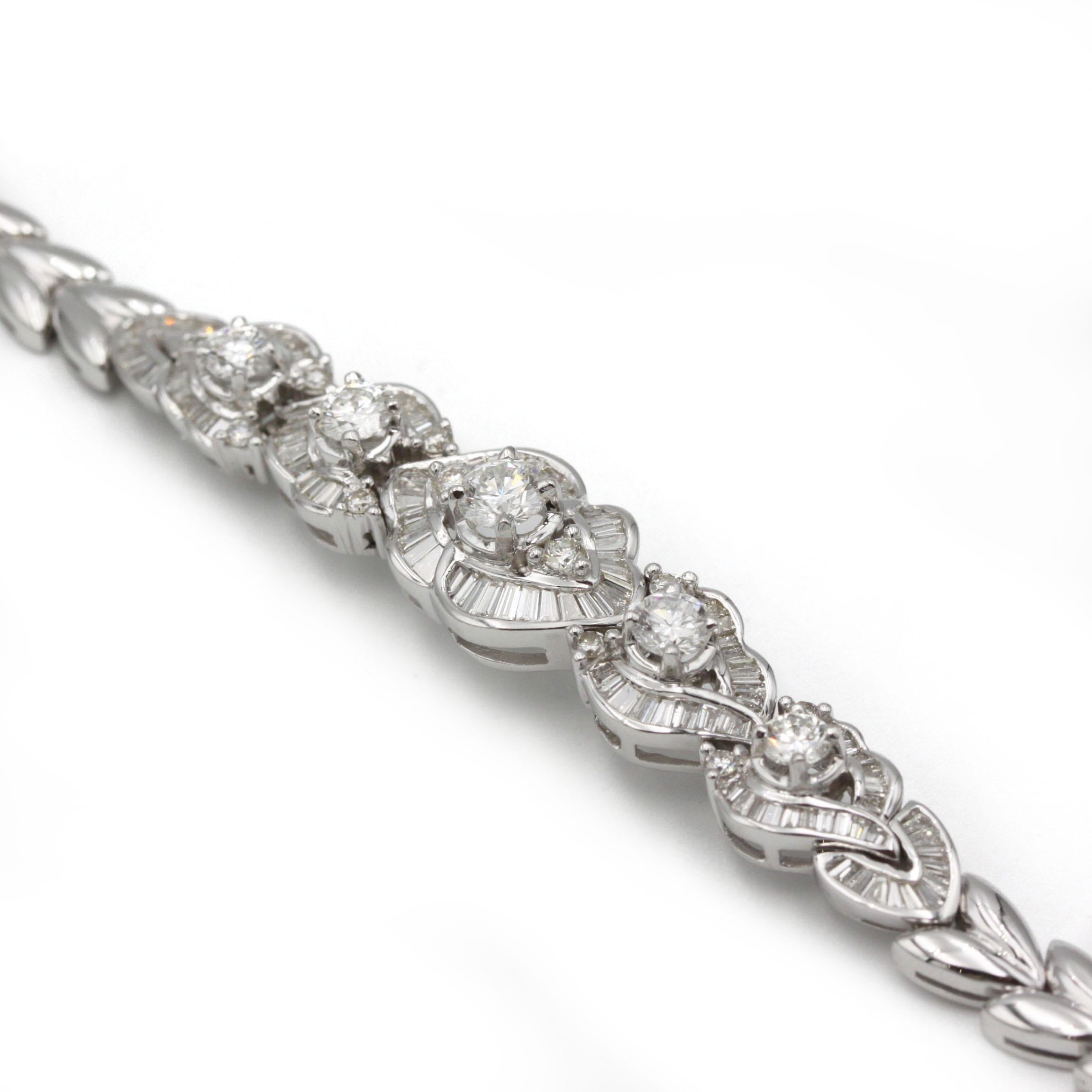 Art Deco Art Déco style 18K White Gold Diamond Baguette & Round Diamond Bracelet For Sale