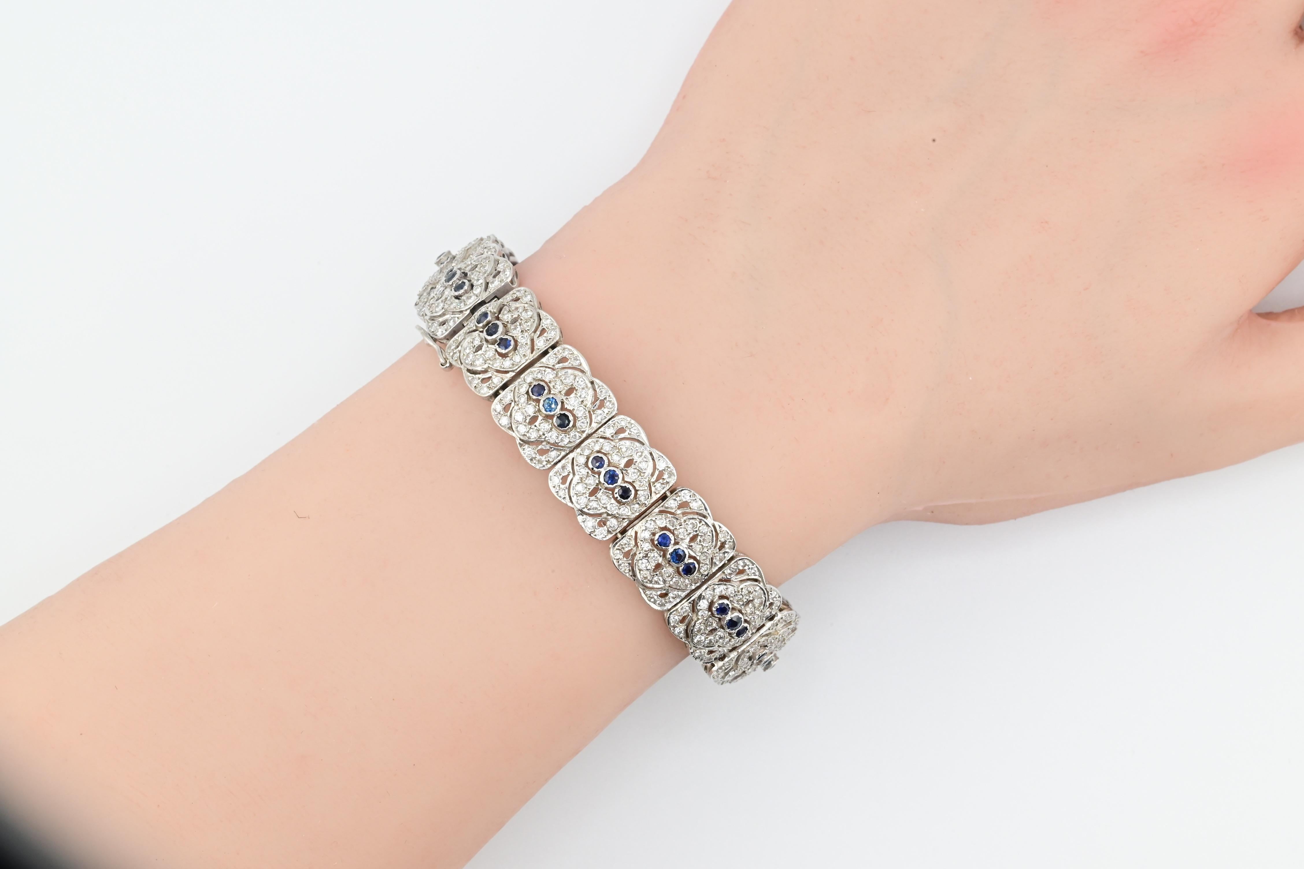 Ce superbe bracelet de style Art déco est une pièce de joaillerie intemporelle qui ajoutera du glamour à toute collection. Fabriqué en or blanc 18 carats, il présente un total de 4,92 carats de diamants étincelants, ce qui en fait une véritable
