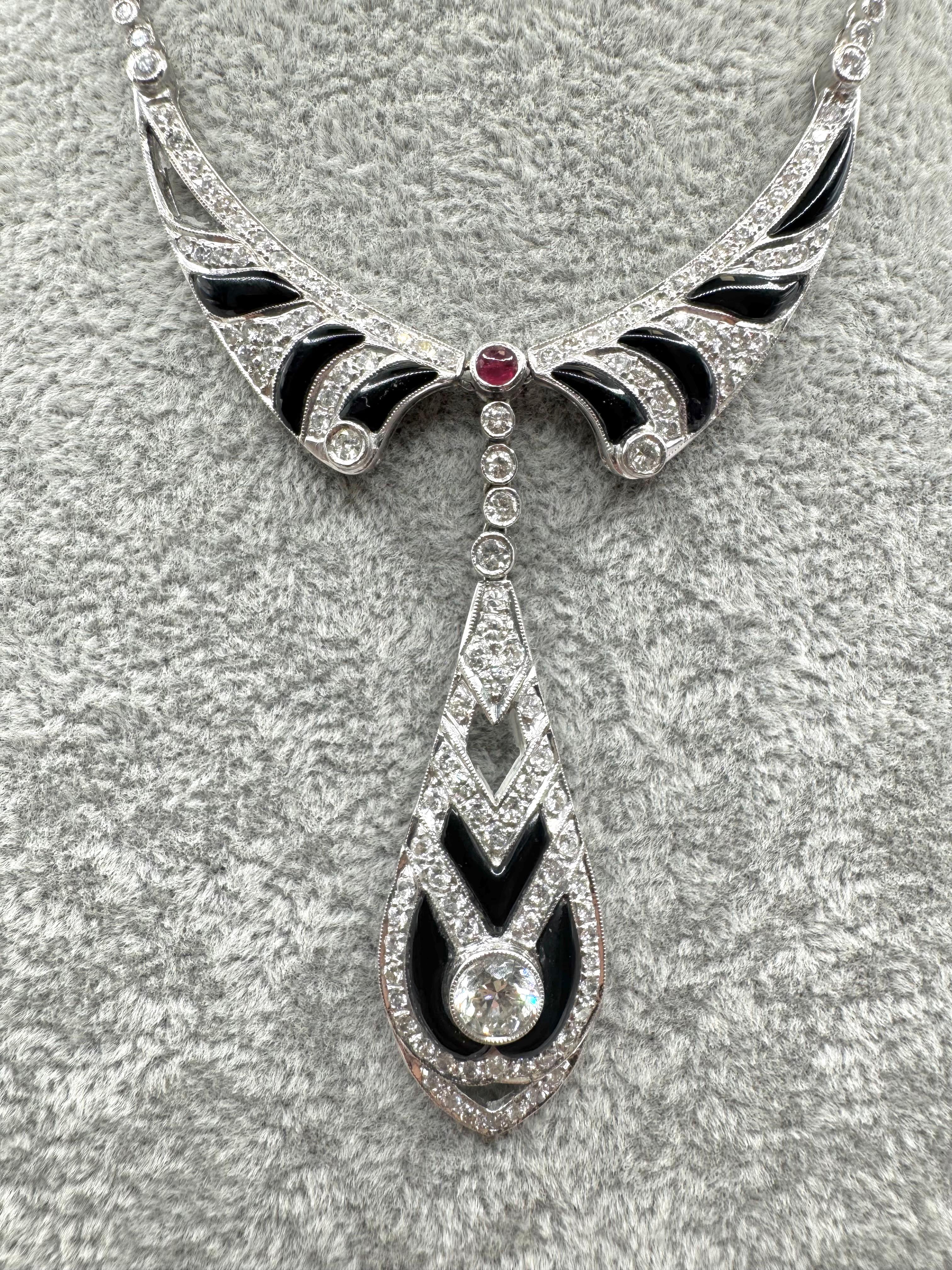 Taille brillant Collier goutte de style Art déco en or blanc 18 carats avec onyx, diamants et rubis en vente