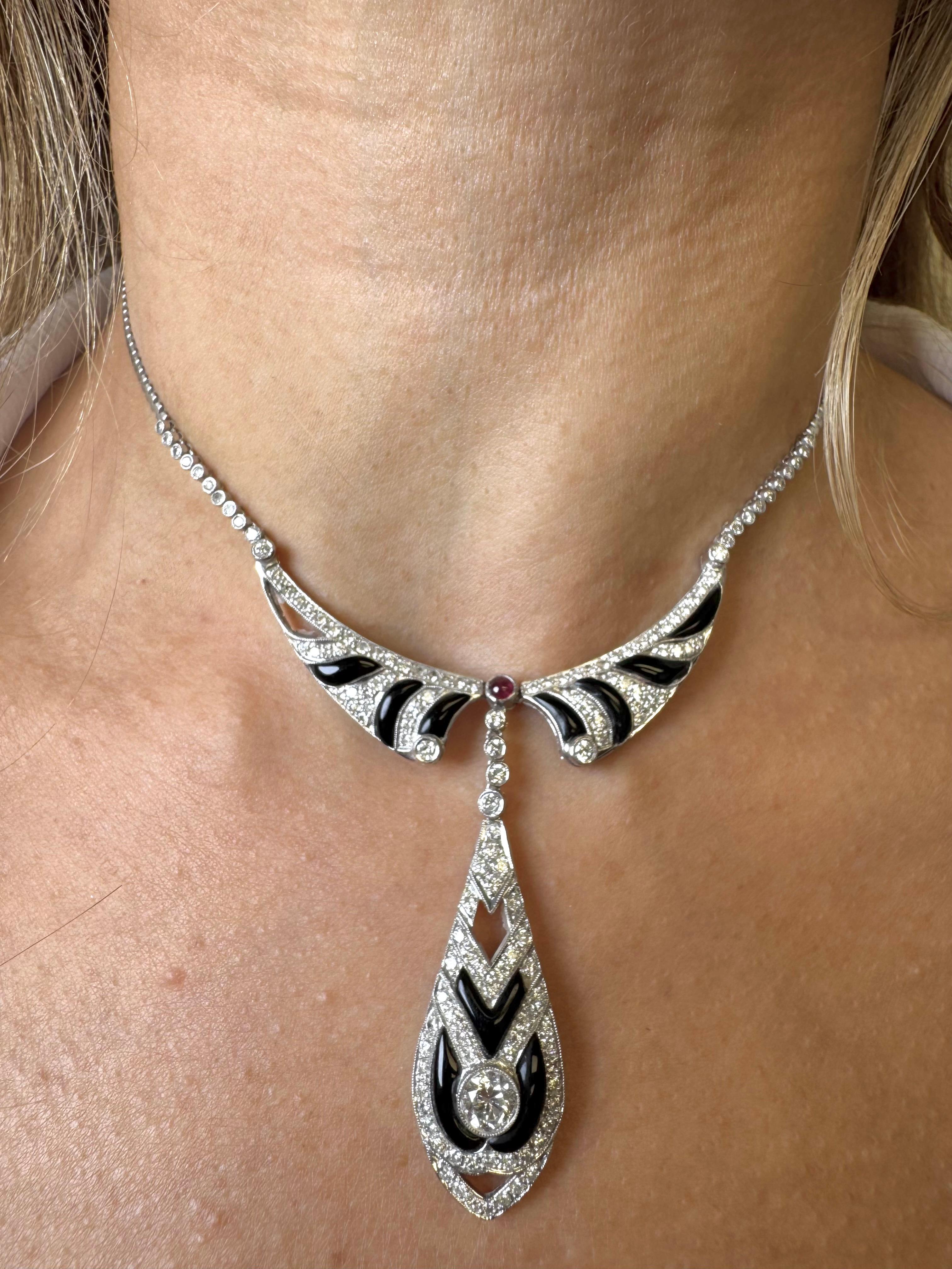 Collier goutte de style Art déco en or blanc 18 carats avec onyx, diamants et rubis Unisexe en vente