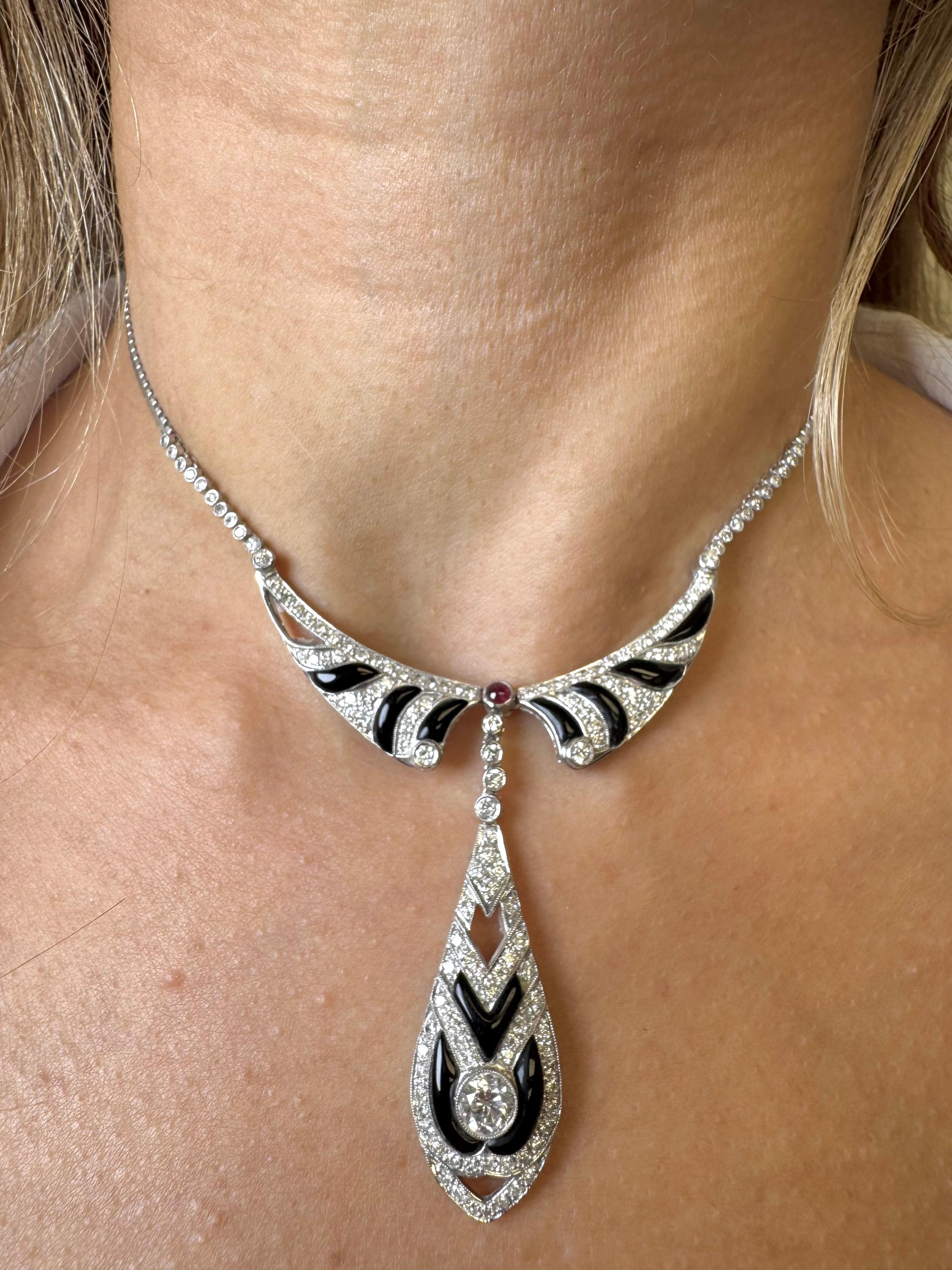 Collier goutte de style Art déco en or blanc 18 carats avec onyx, diamants et rubis en vente 1