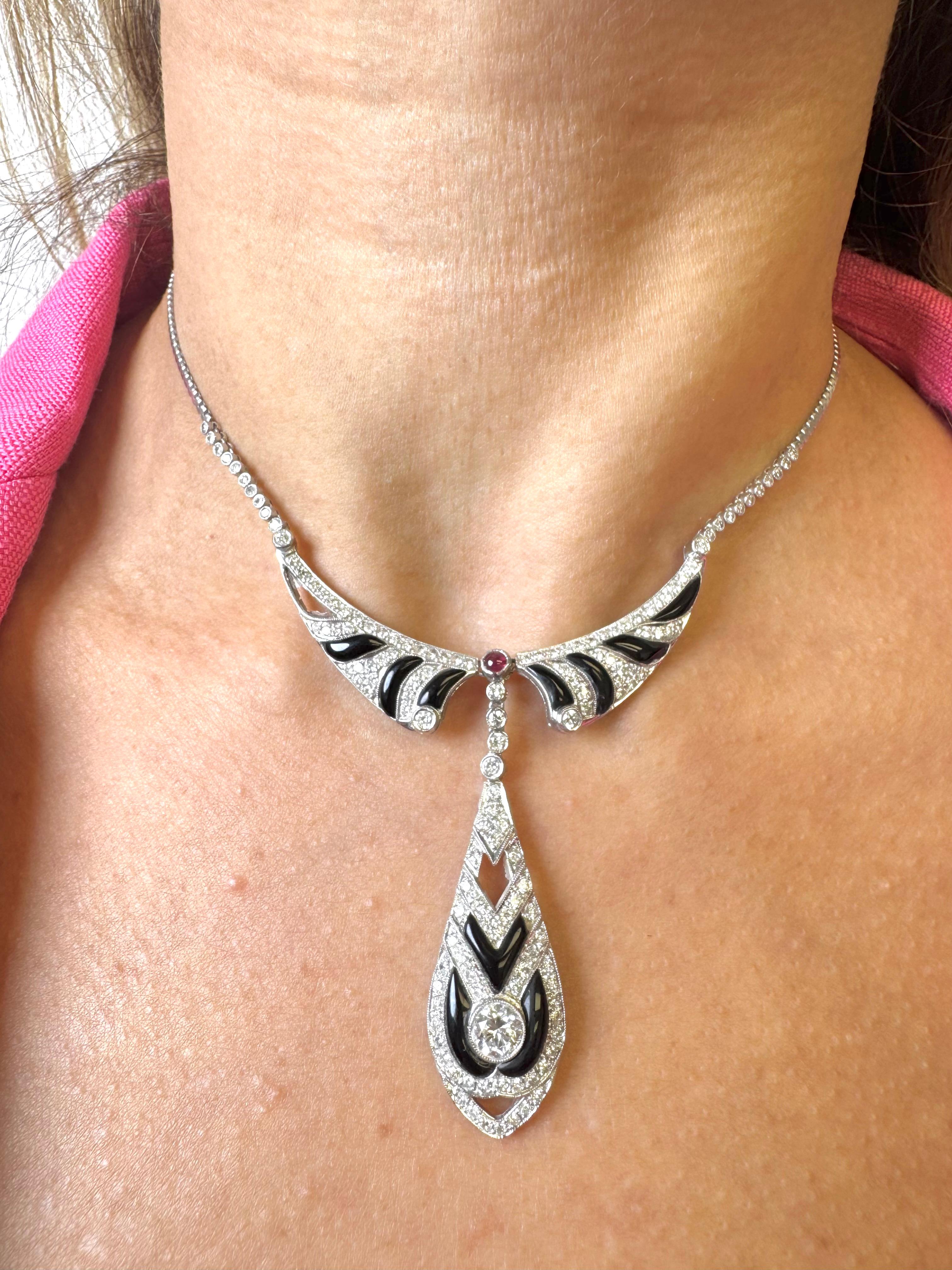 Collier goutte de style Art déco en or blanc 18 carats avec onyx, diamants et rubis en vente 2