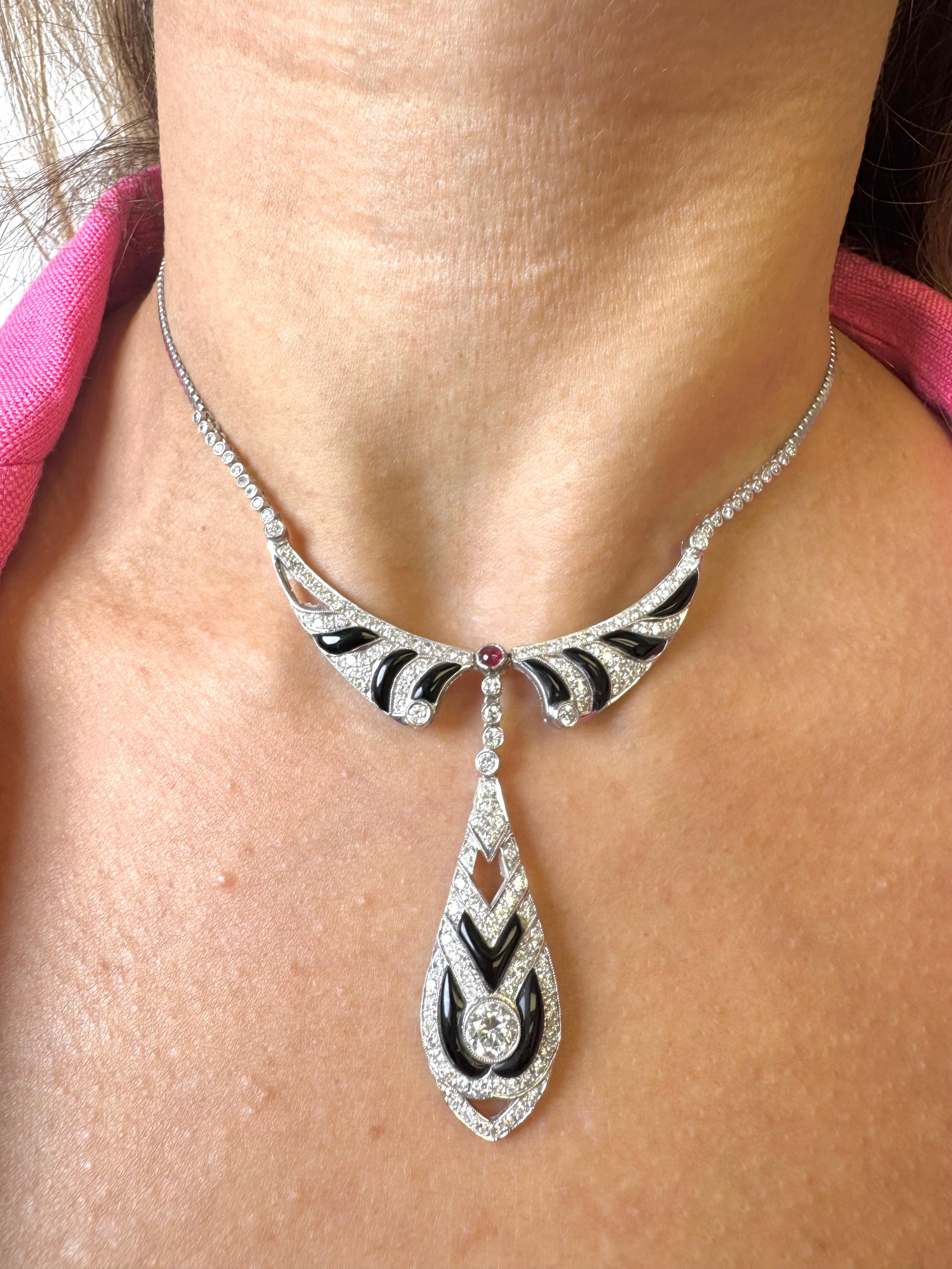 Collier goutte de style Art déco en or blanc 18 carats avec onyx, diamants et rubis en vente 3