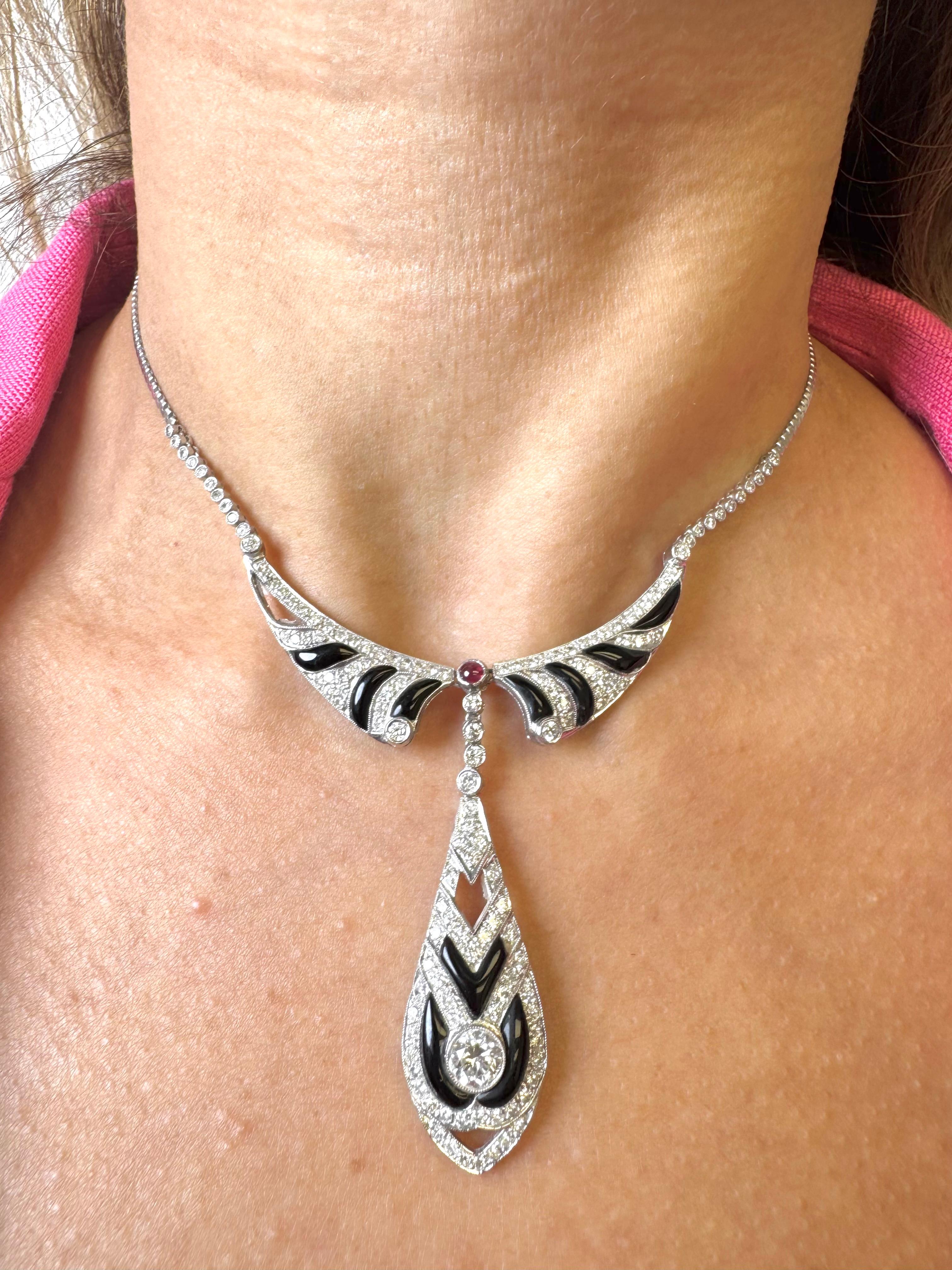 Collier goutte de style Art déco en or blanc 18 carats avec onyx, diamants et rubis en vente 4