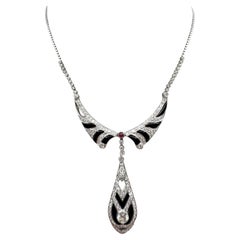 Collar con gota de ónix, diamantes y rubíes en oro blanco de 18 quilates, estilo Art Déco