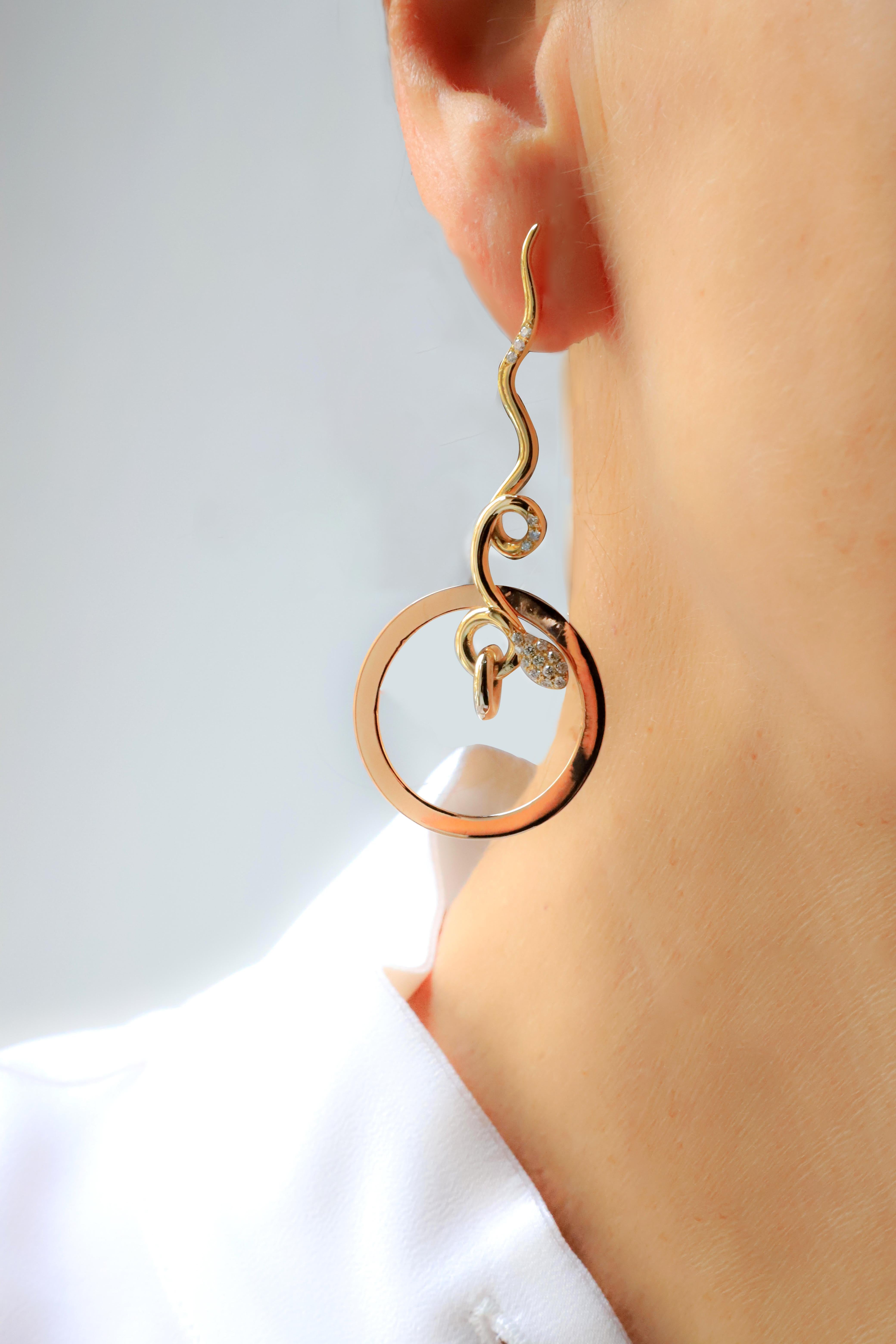 18 Karat Gold-Schlangenanhänger im Art-déco-Stil mit 0,20 Karat weißen Diamanten  Ohrringe (Brillantschliff) im Angebot