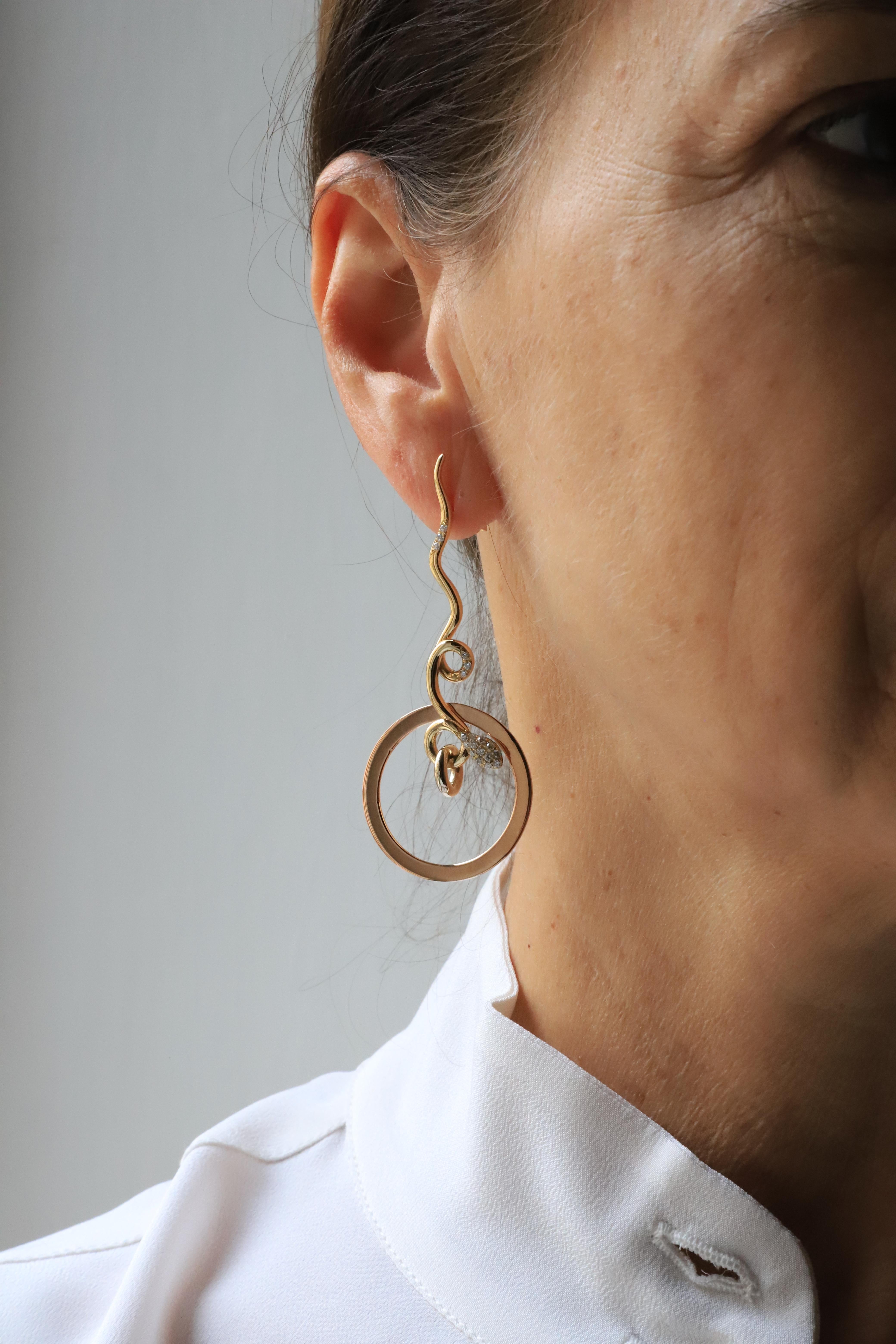 0.20 Carat White Diamonds 18K Yellow Gold Snake Pendant Modern Earrings For Sale 1