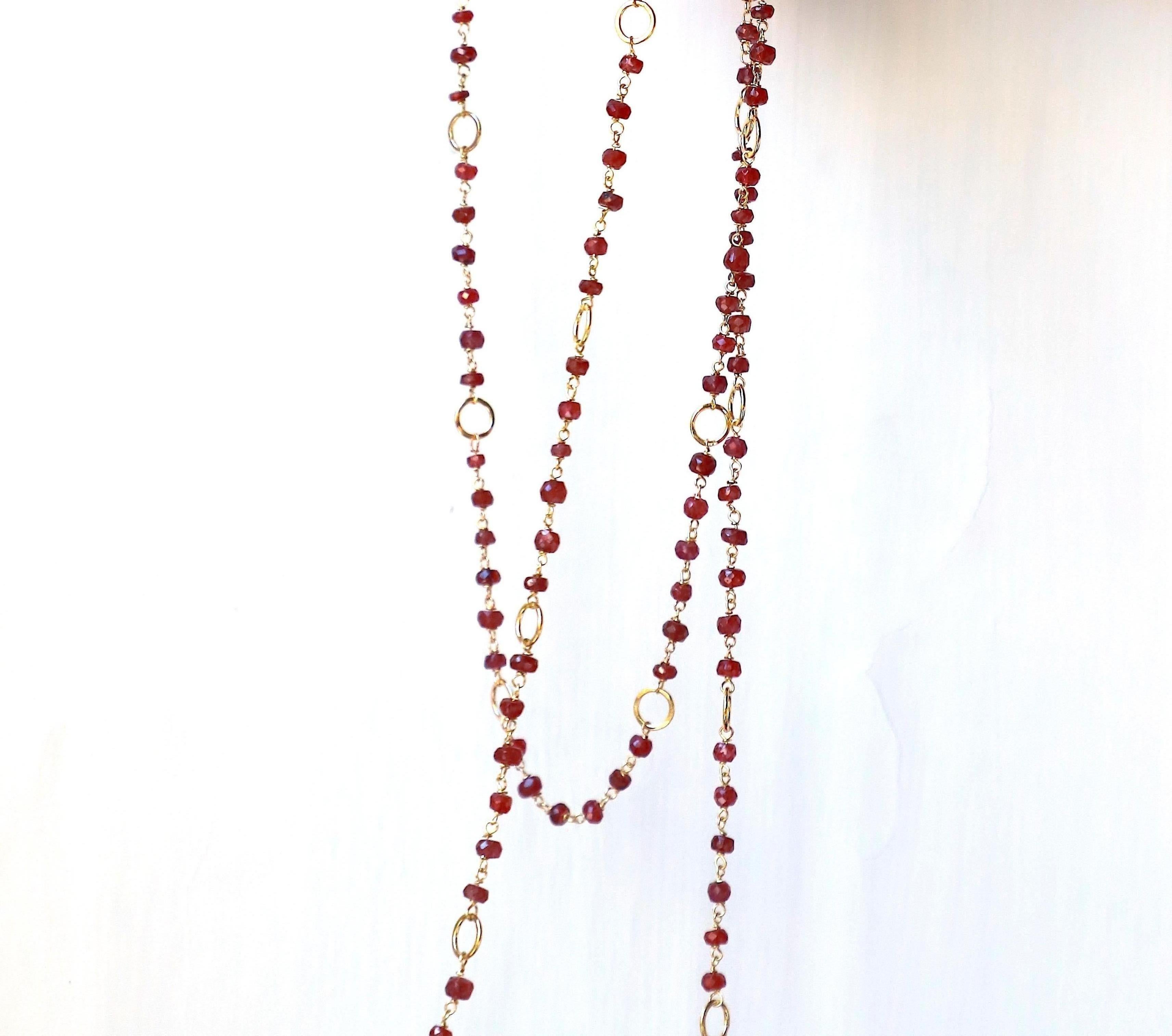 Art Deco Style 18Karat Yellow Gold Hammered Links Garnet Beaded Necklace Sautoir In New Condition For Sale In Rome, IT
