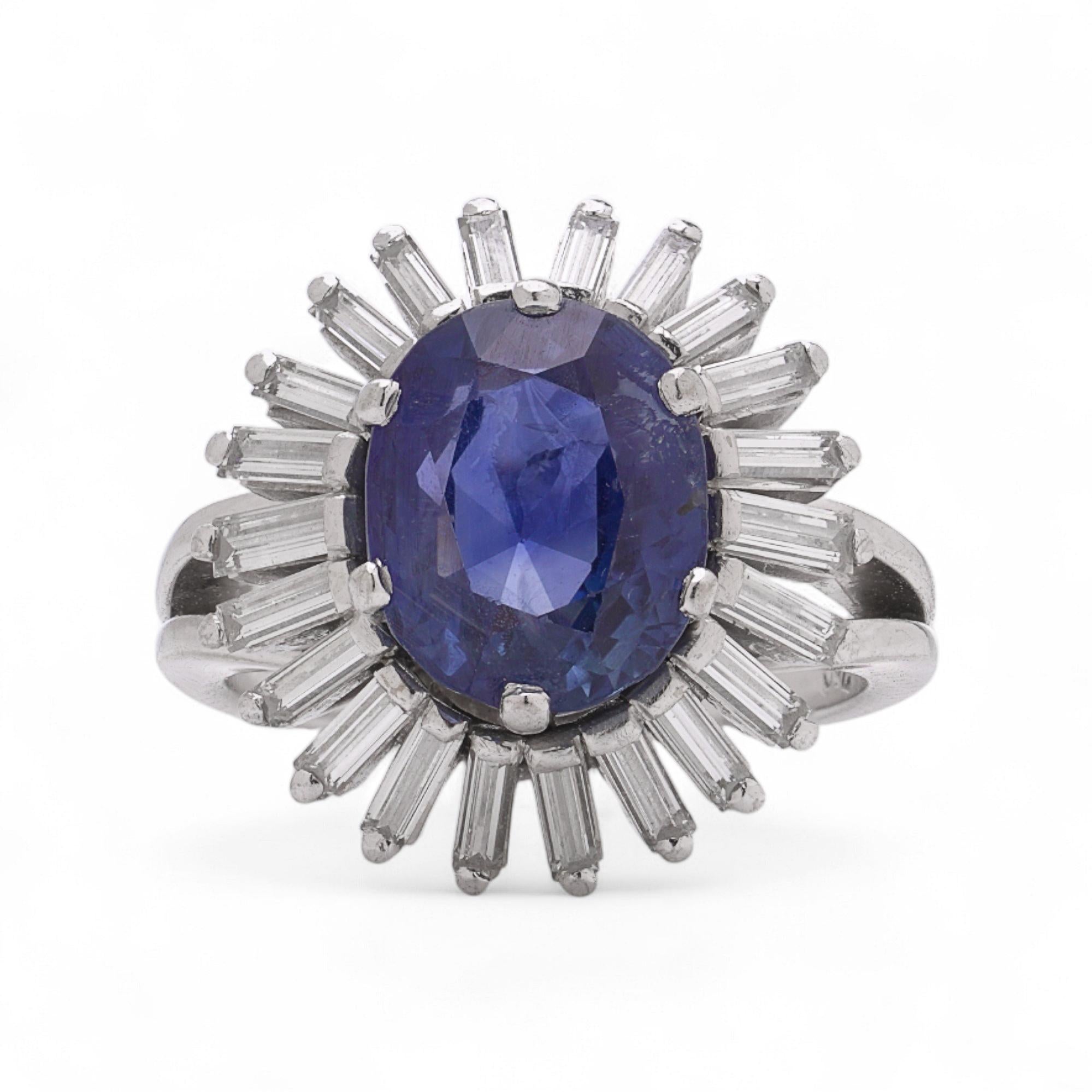 Stile Art Deco  Anello a grappolo in oro bianco 18kt con zaffiro ovale sfaccettato del peso di 2,30 carati, incorniciato da 22 diamanti taglio baguette per un totale di 1,10 carati.

Specifiche
Metallo: oro bianco 18kt
Taglia delle dita: UK H½ / US