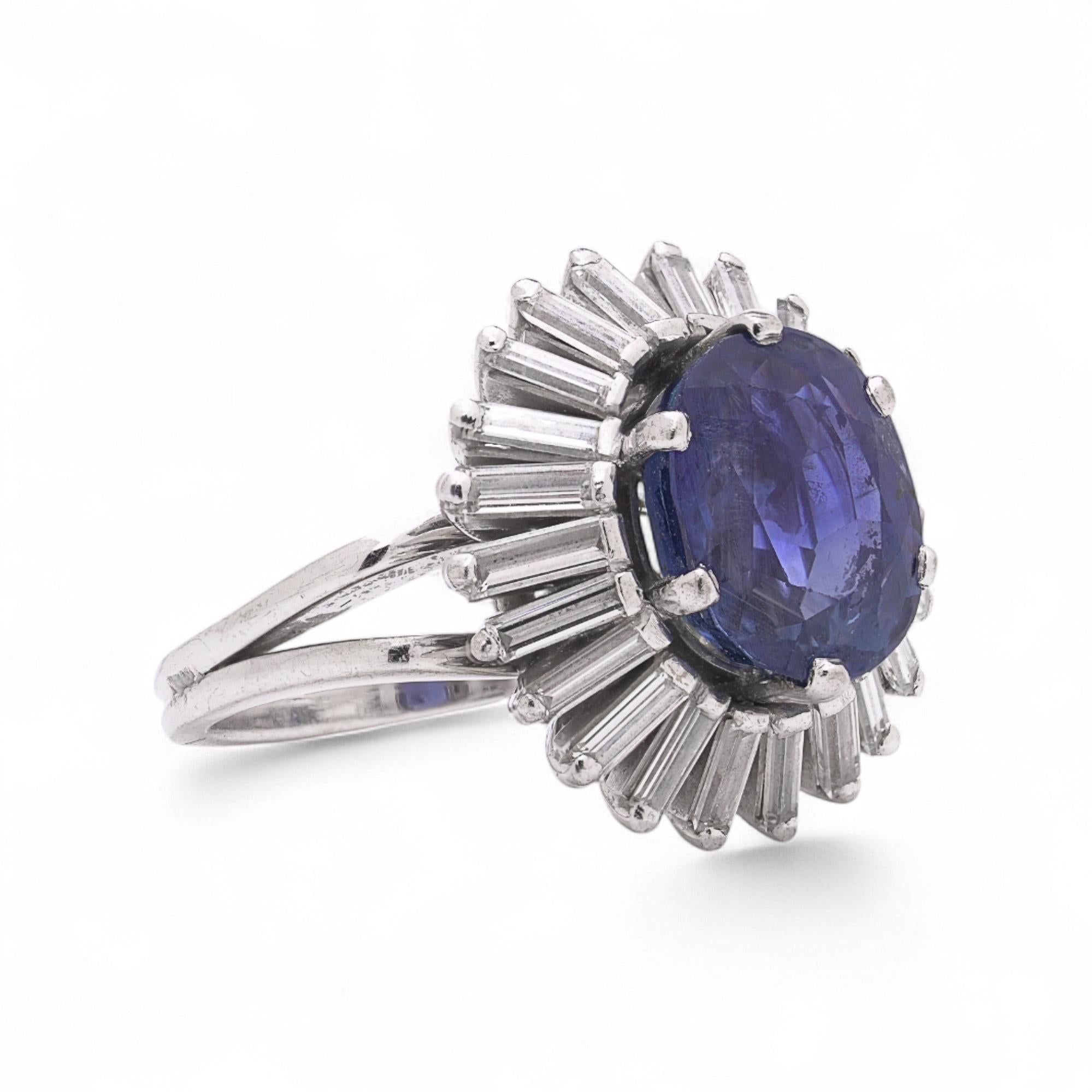 Taglio ovale Stile Art Deco in oro bianco 18 carati da 2,30 ct. Anello con zaffiro e diamante a grappolo in vendita