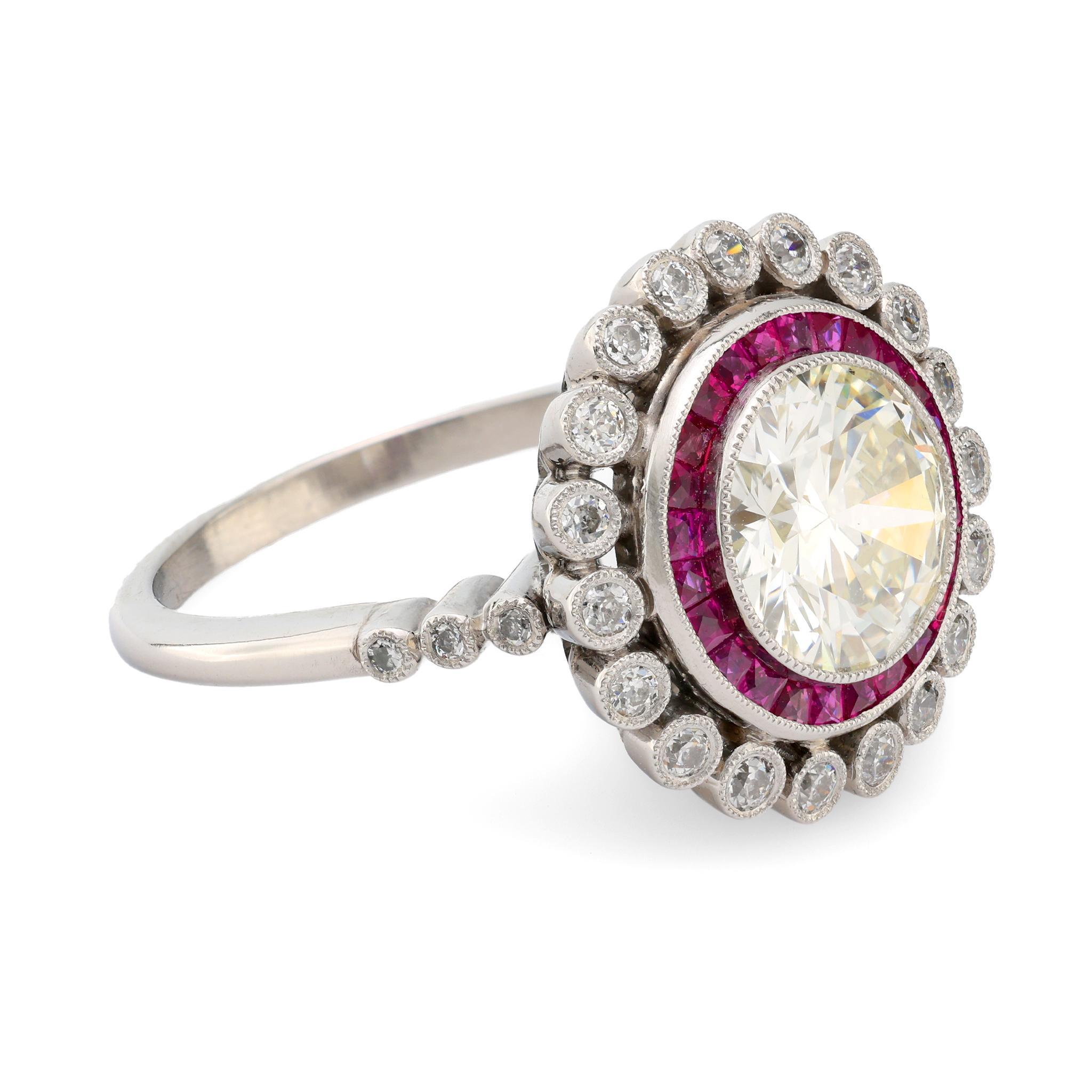Art Deco Stil 1,95 Karat Diamant Rubin Platin target-Ring mit Diamanten im Art déco-Stil (Alteuropäischer Schliff) im Angebot