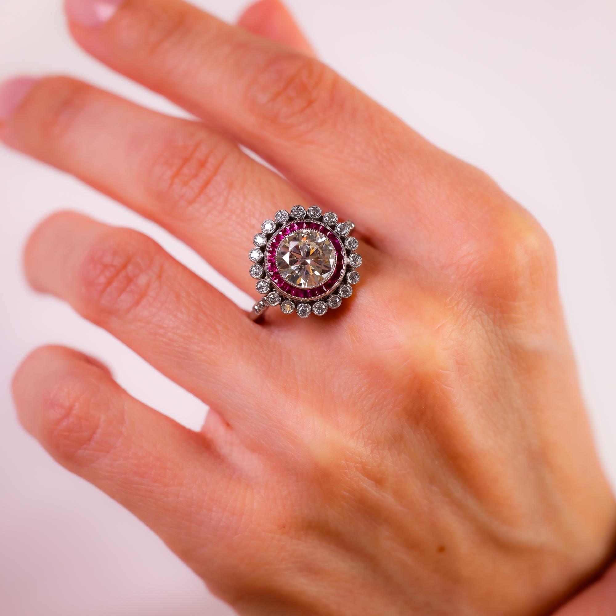 Art Deco Stil 1,95 Karat Diamant Rubin Platin target-Ring mit Diamanten im Art déco-Stil im Zustand „Hervorragend“ im Angebot in Beverly Hills, CA