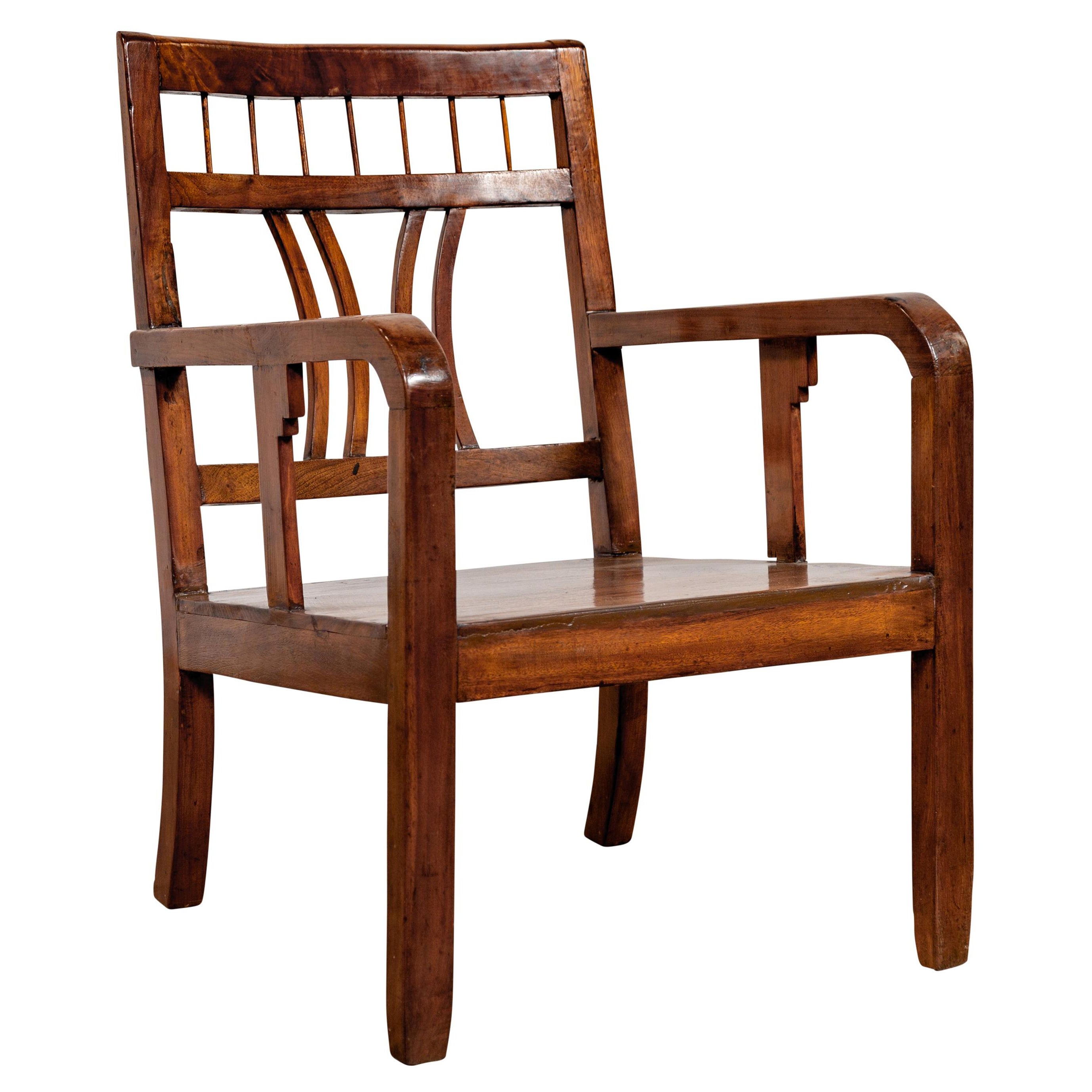Sillón de madera de olmo estilo Art Decó de los años 50 con respaldo calado y brazos curvados