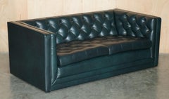 ART DECO STYLE 1970's GREEN LEATHER CHESTERFIELD SOFA & PAIR OF ARMCHAIRS SUITE