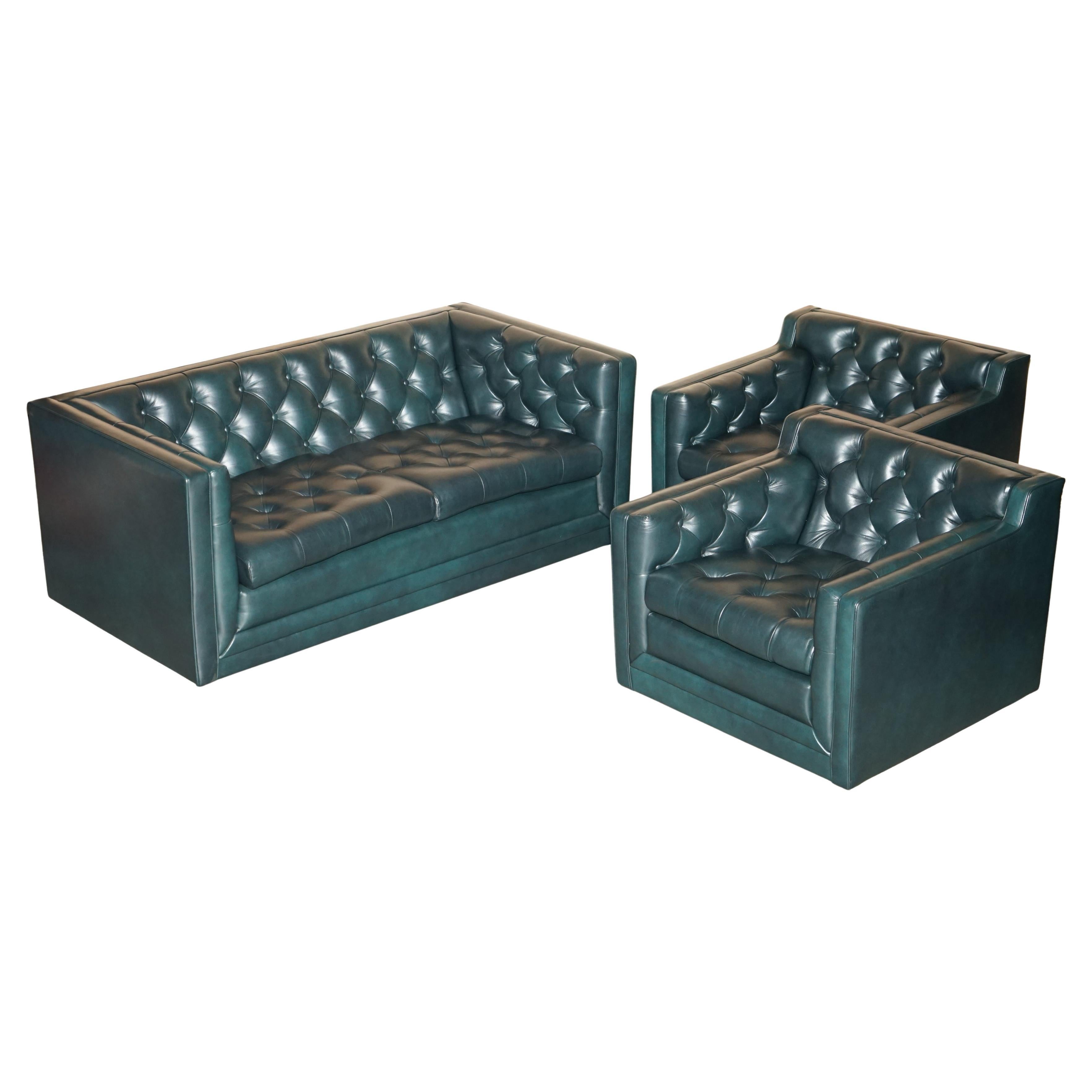ART DECO STYLE 1970
s GREEN LEATHER CHESTERFIELD SOFA 
PAIR OF ARMCHAIRS SUITE For Sale