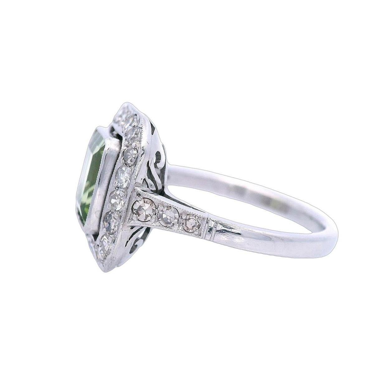 Bague cocktail de style Art déco 1990 en platine avec péridot et diamants Unisexe en vente