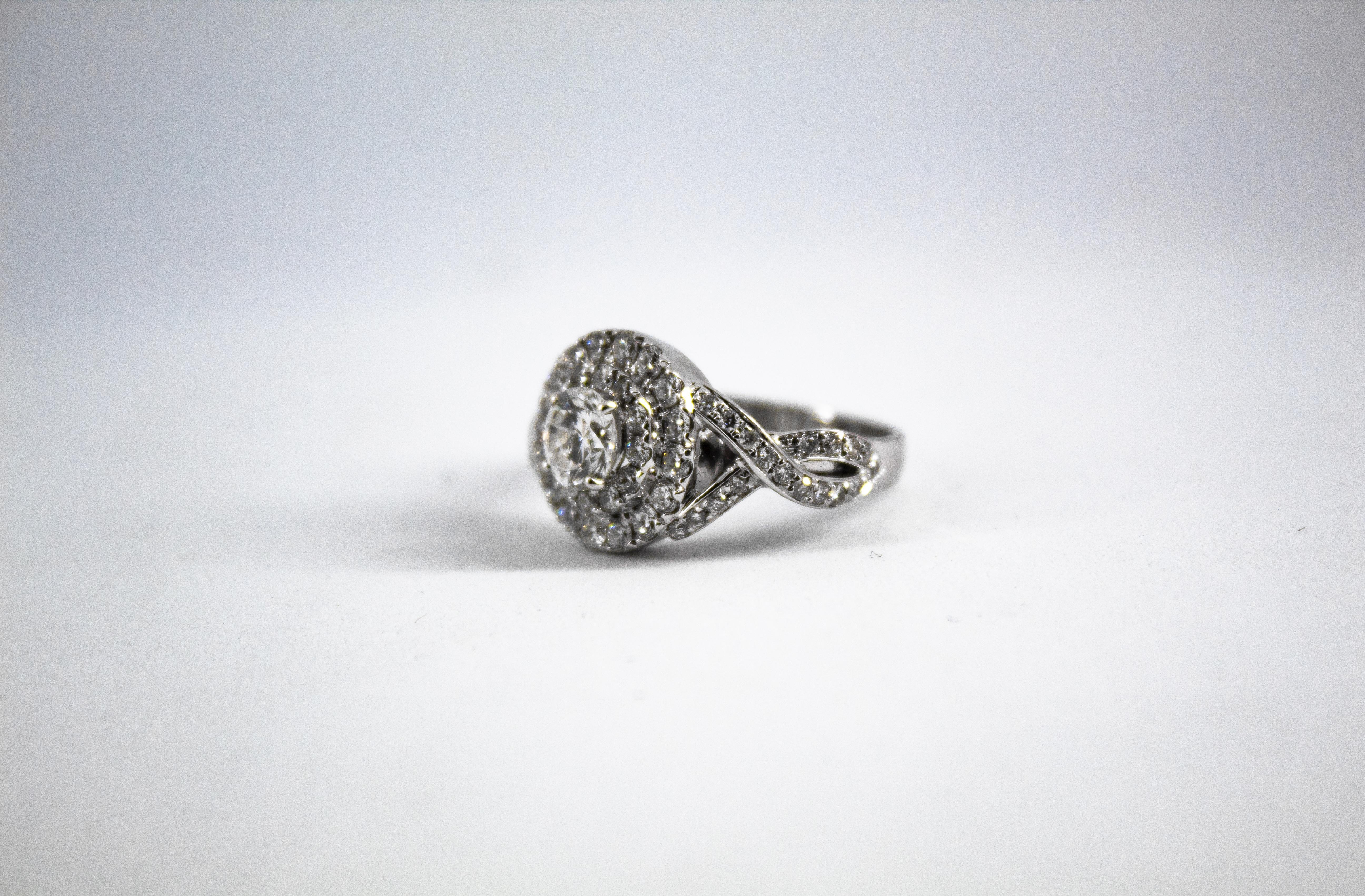 Bague de fiançailles en or blanc, style Art déco, 2,01 carats de diamant blanc taillé en brillant en vente 7