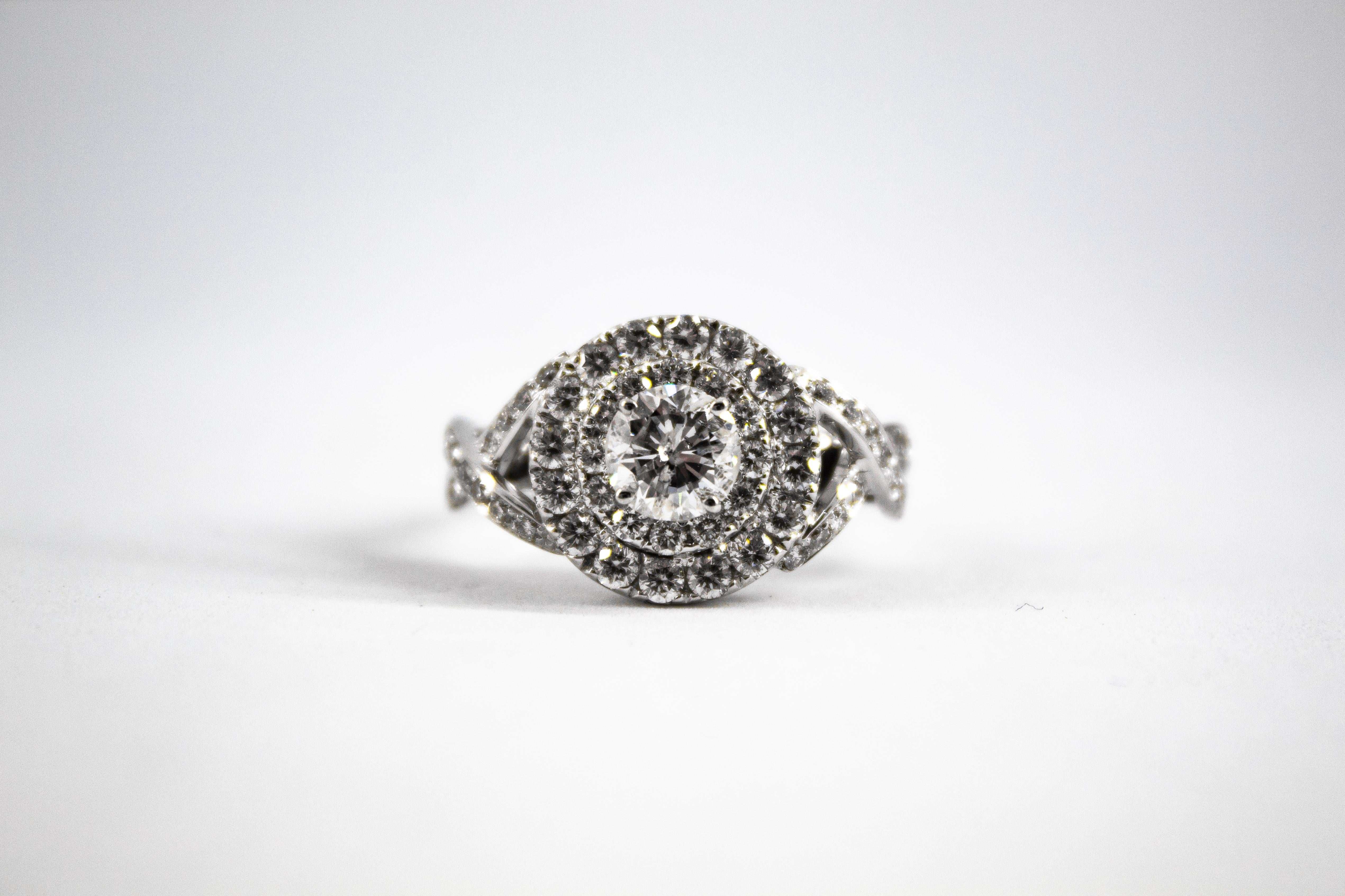 Taille brillant Bague de fiançailles en or blanc, style Art déco, 2,01 carats de diamant blanc taillé en brillant en vente