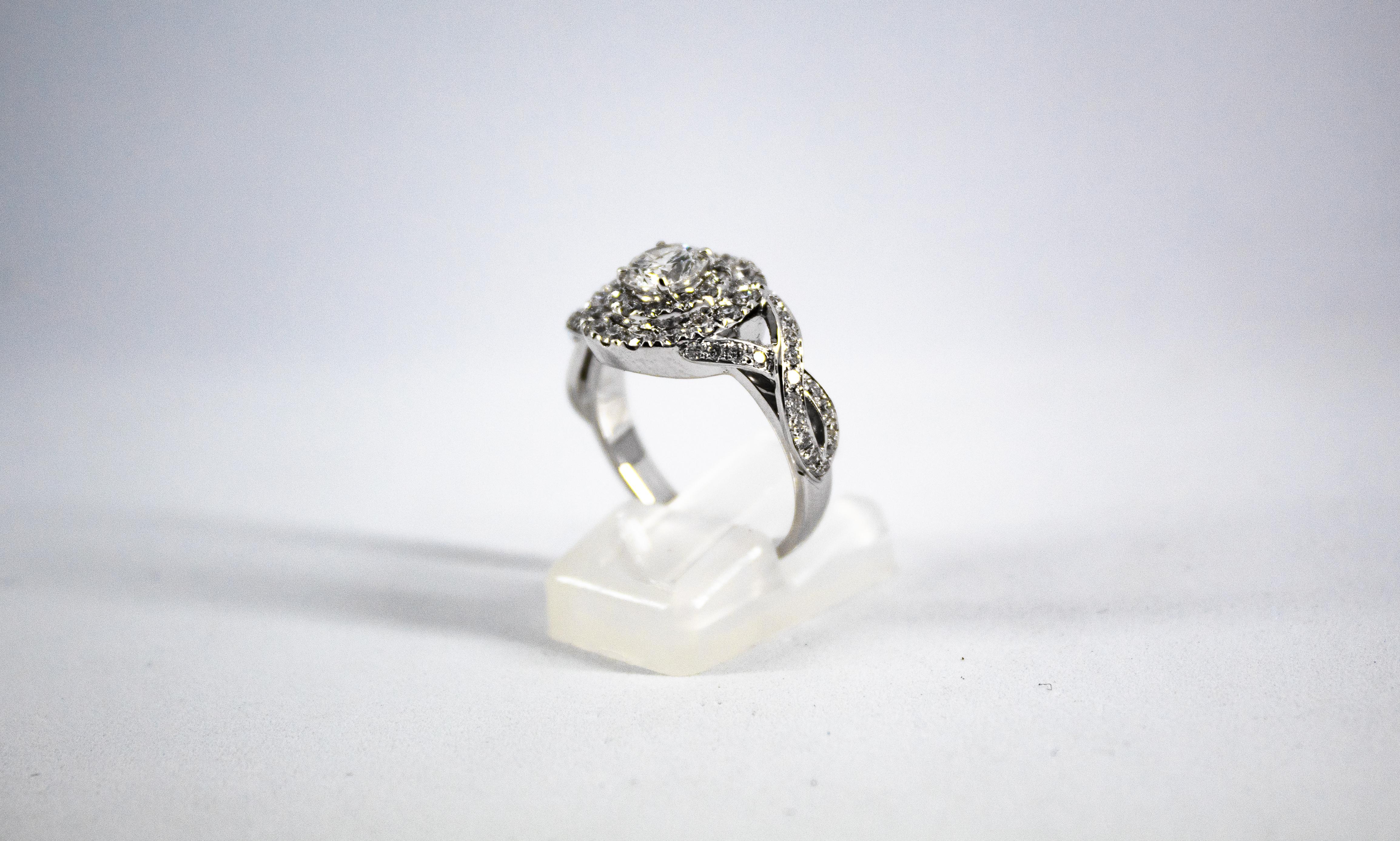 Bague de fiançailles en or blanc, style Art déco, 2,01 carats de diamant blanc taillé en brillant en vente 1