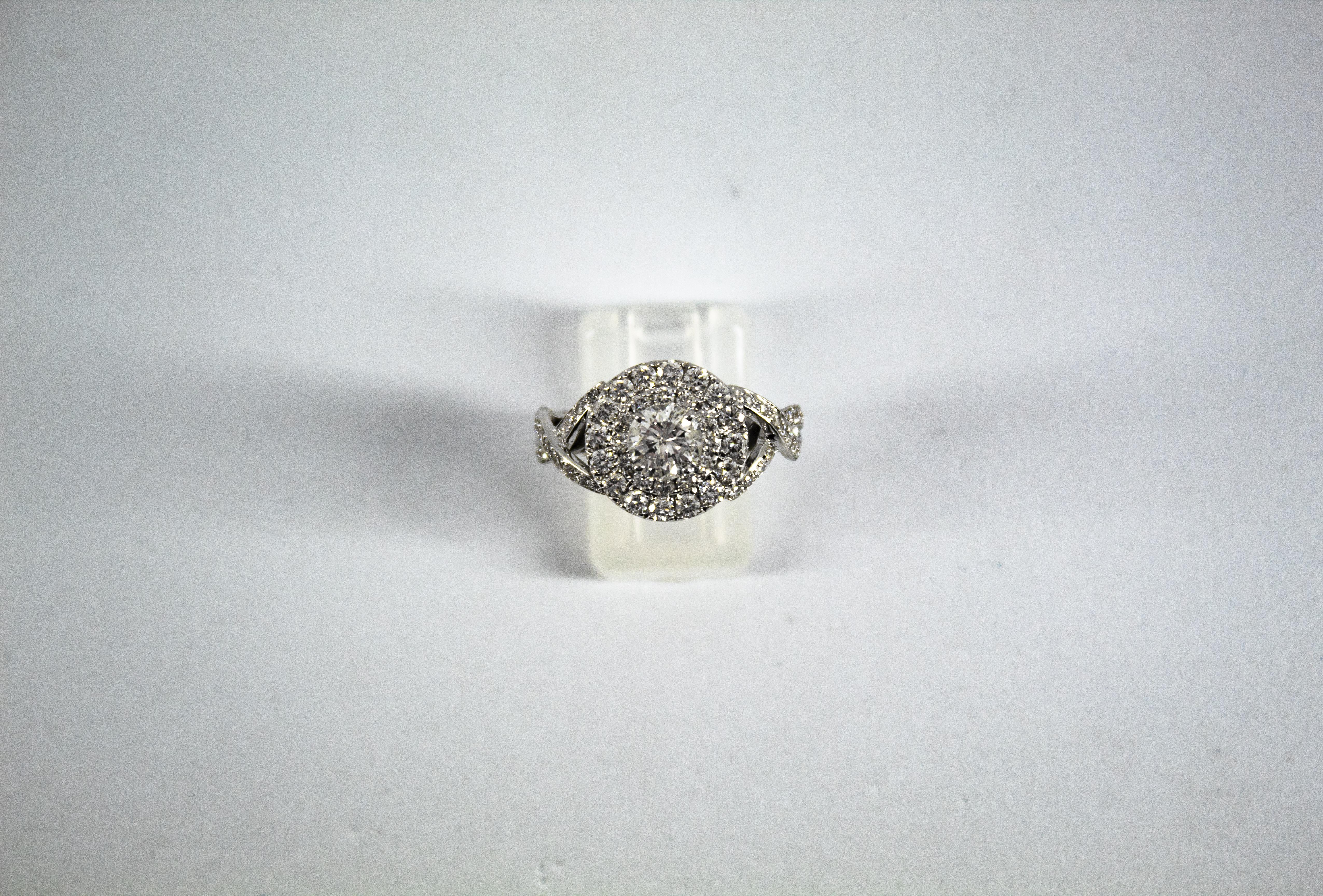 Bague de fiançailles en or blanc, style Art déco, 2,01 carats de diamant blanc taillé en brillant en vente 4