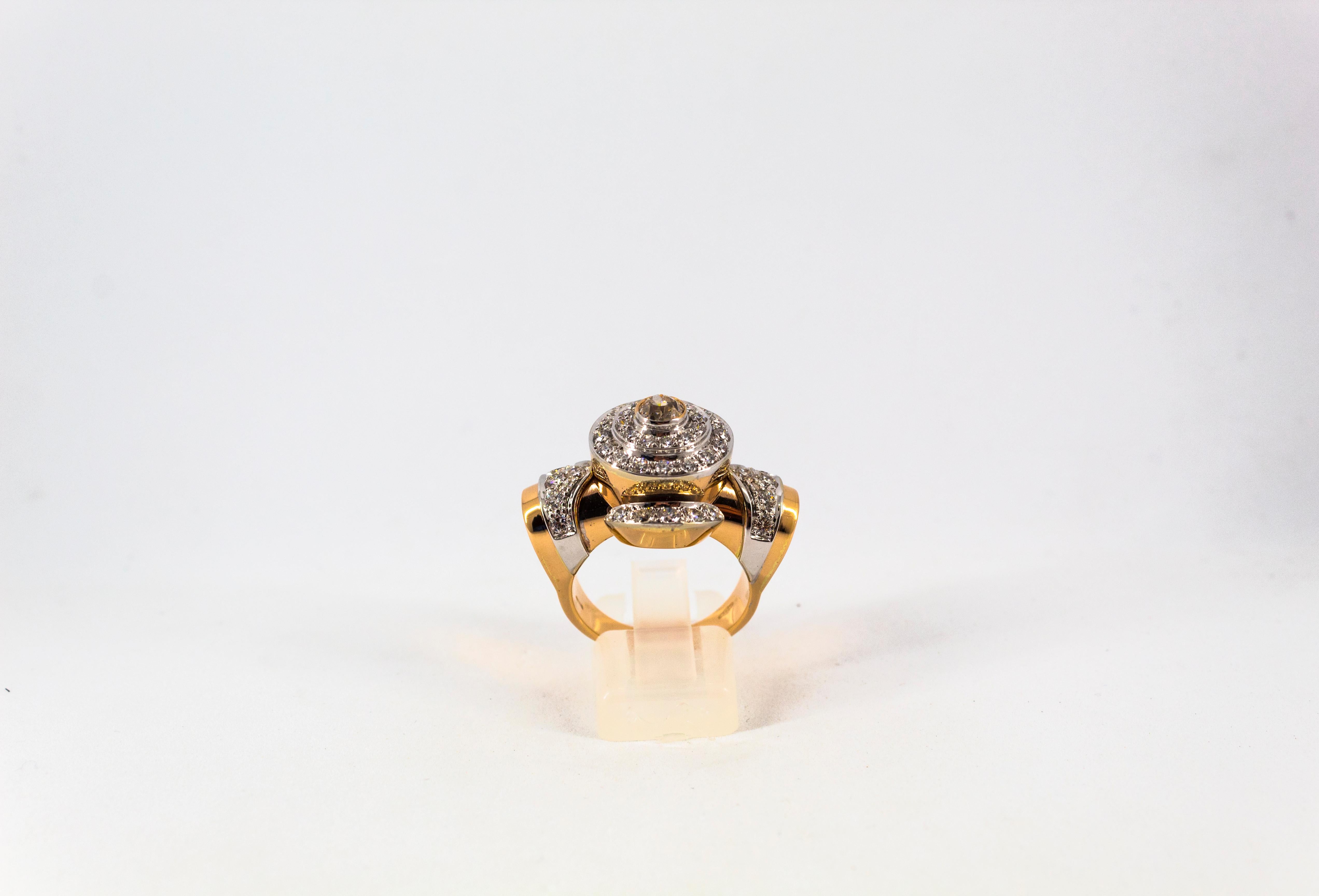 Cette bague est fabriquée en or jaune et en or blanc 14K.
Cette bague est ornée d'un diamant central blanc de 0,53 carat de taille européenne ancienne.
Cette bague comporte 1,50 carat de diamants latéraux blancs taille brillant.

Taille ITA : 17 USA