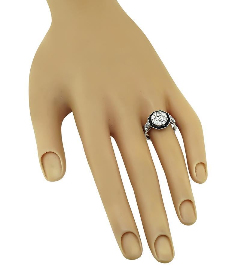 Dies ist ein erstaunlicher Verlobungsring aus Platin. Der Ring ist mit funkelnden alten europäischen Schnitt Diamant, der etwa 2.03ct wiegt zentriert. Die Farbe des Diamanten ist K-L mit VS1 Klarheit. Der Diamant in der Mitte wird durch einen