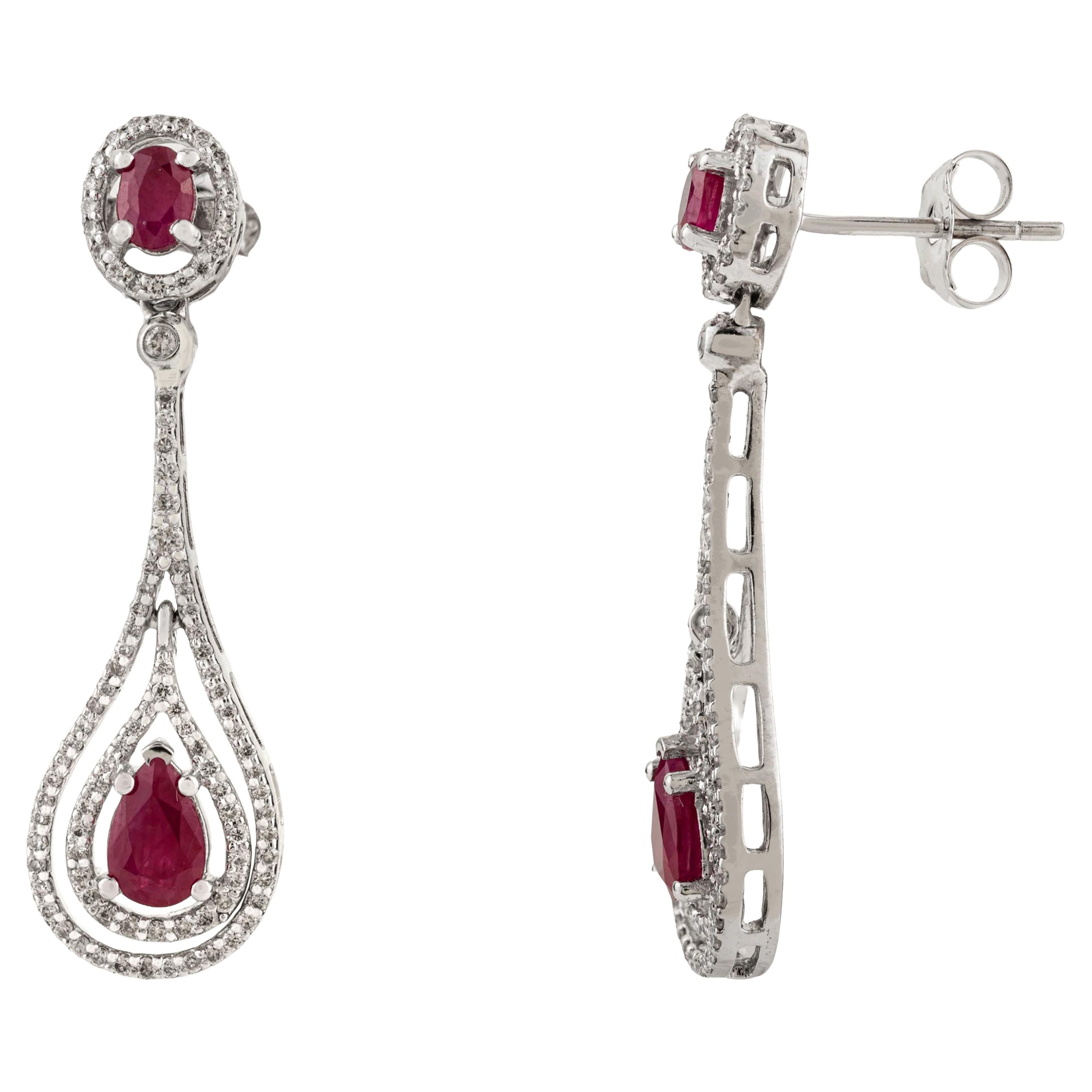 Boucles d
oreilles pendantes en or blanc 14K, style Art Déco, 2.06Ct Rubis et Diamants en vente