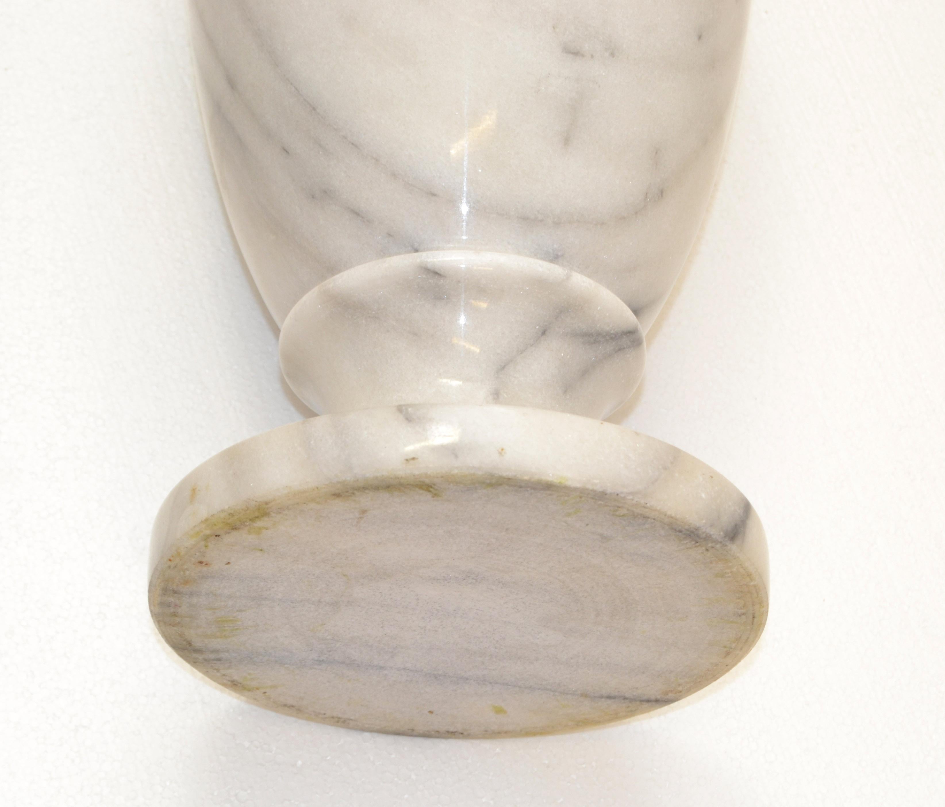 Vase-urne en marbre de Carrare sculpté à la main de style Art Déco du 20ème siècle, Italie en vente 4