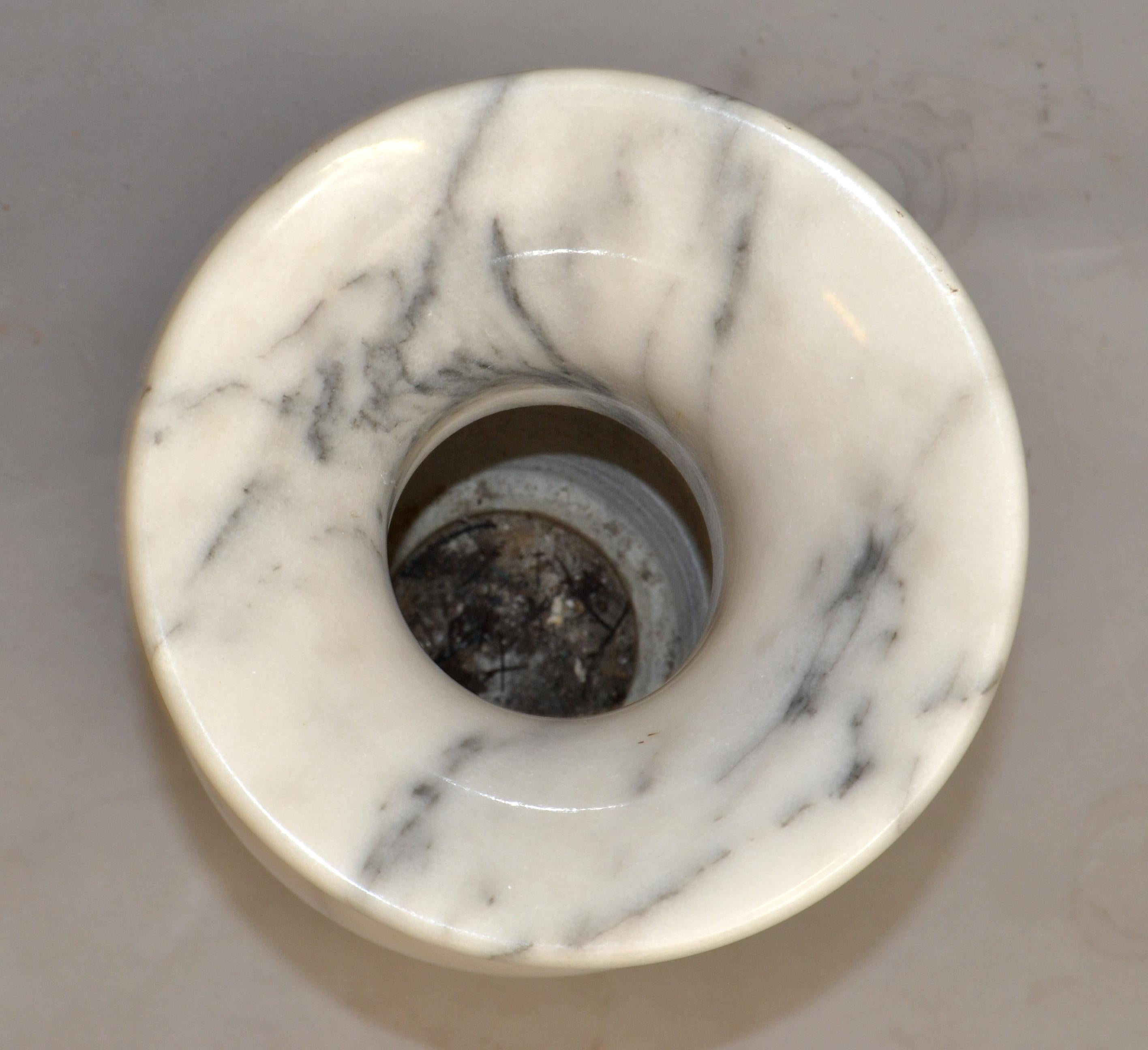Urnengefäß aus handgeschnitztem Carrara-Marmor im Art déco-Stil des 20. Jahrhunderts, Italien im Angebot 9