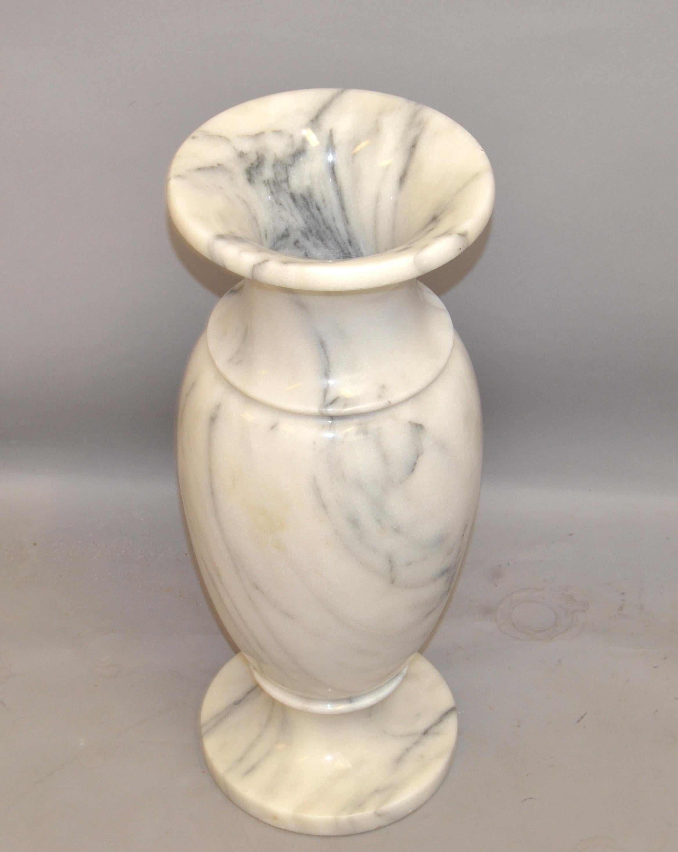 Art Deco Stil 20. Jahrhundert Hand geschnitzt geädert weiß Carrara Marmor Vase Urne Gefäß Italien.
Diese Vase ist sehr schwer und erstaunlich gut verarbeitet, sehr dekorativ auf einem klassischen italienischen Tisch.
In sehr gutem Vintage-Zustand