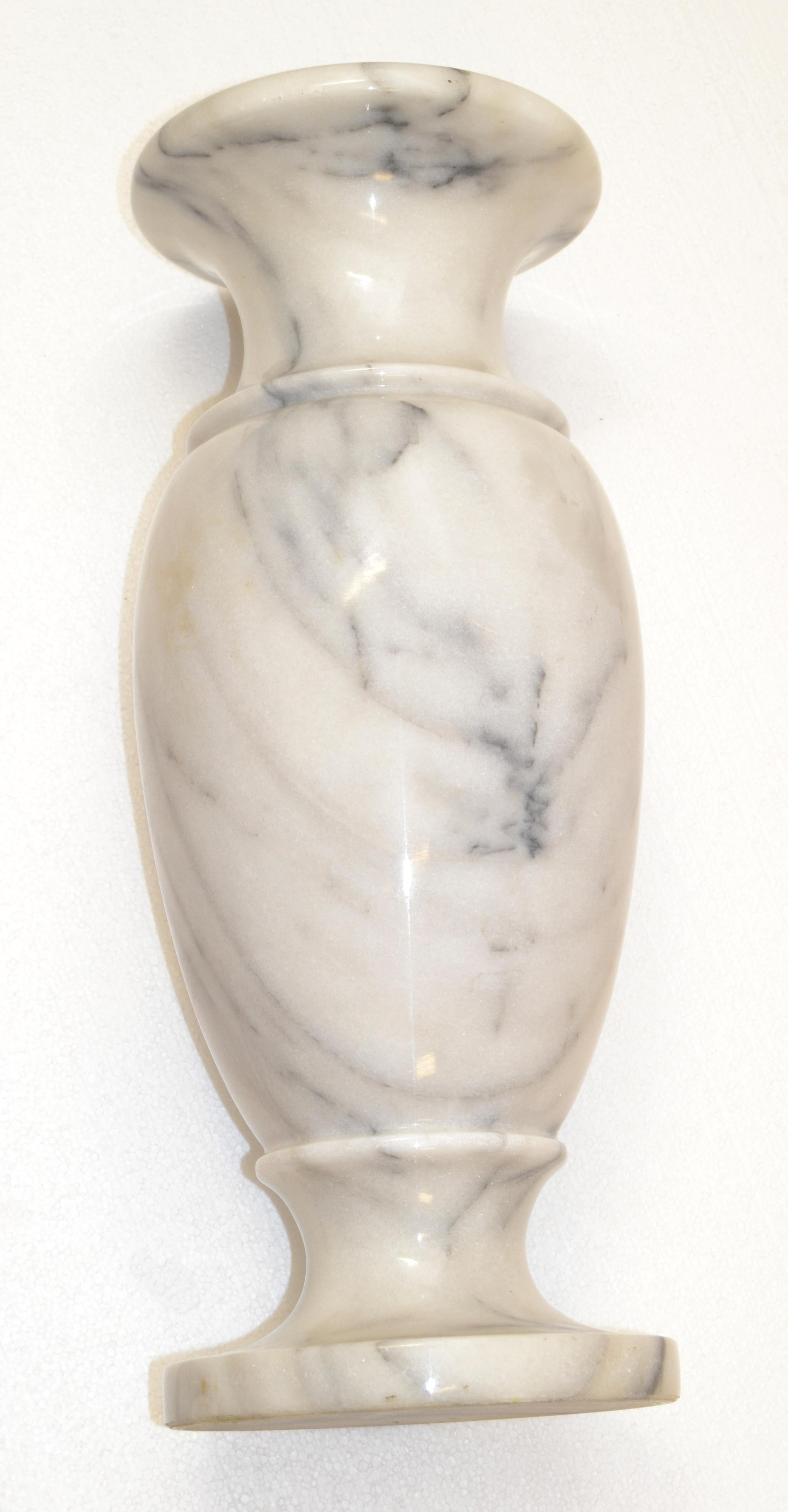 Urnengefäß aus handgeschnitztem Carrara-Marmor im Art déco-Stil des 20. Jahrhunderts, Italien im Angebot 4