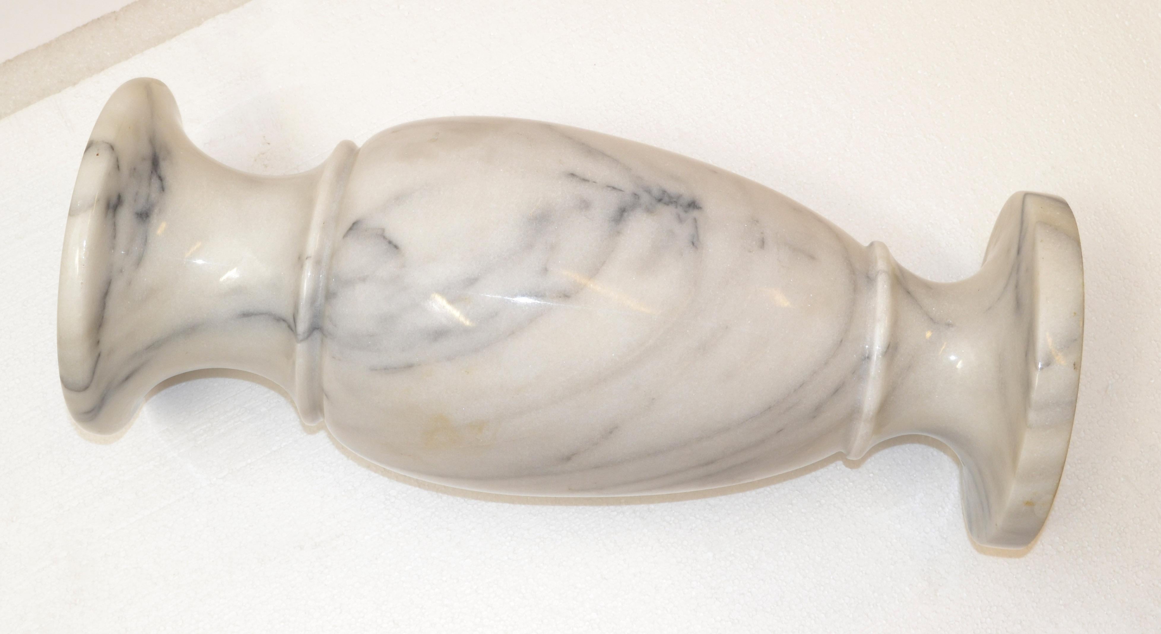 Urnengefäß aus handgeschnitztem Carrara-Marmor im Art déco-Stil des 20. Jahrhunderts, Italien im Angebot 5