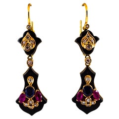 Boucles d'oreilles en or jaune de style Art déco avec diamants de 2,10 carats, rubis, saphirs bleus et onyx