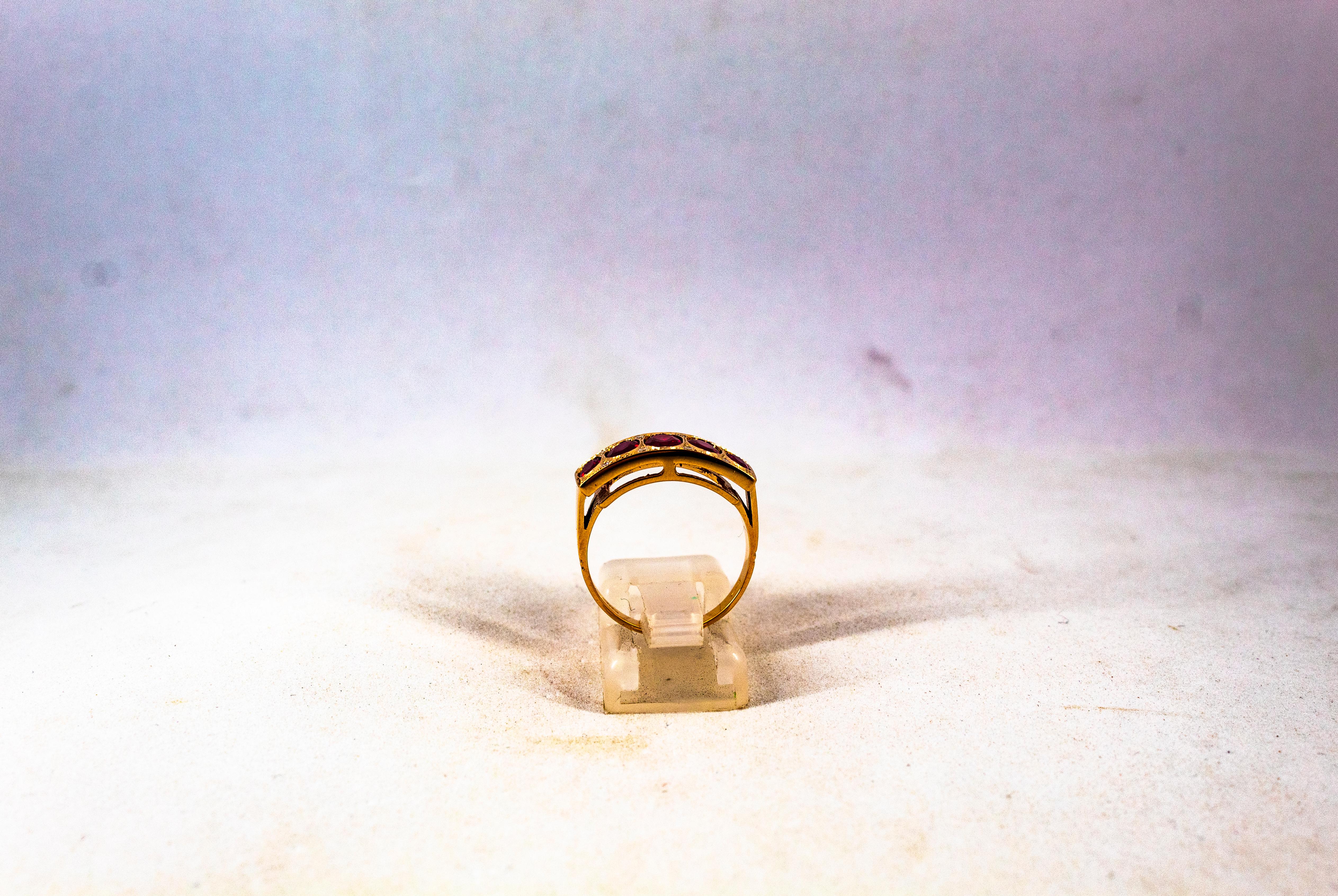 Art Deco Style 2.10 Carat White Brilliant Cut Diamond Ruby Yellow Gold Band Ring en vente 3