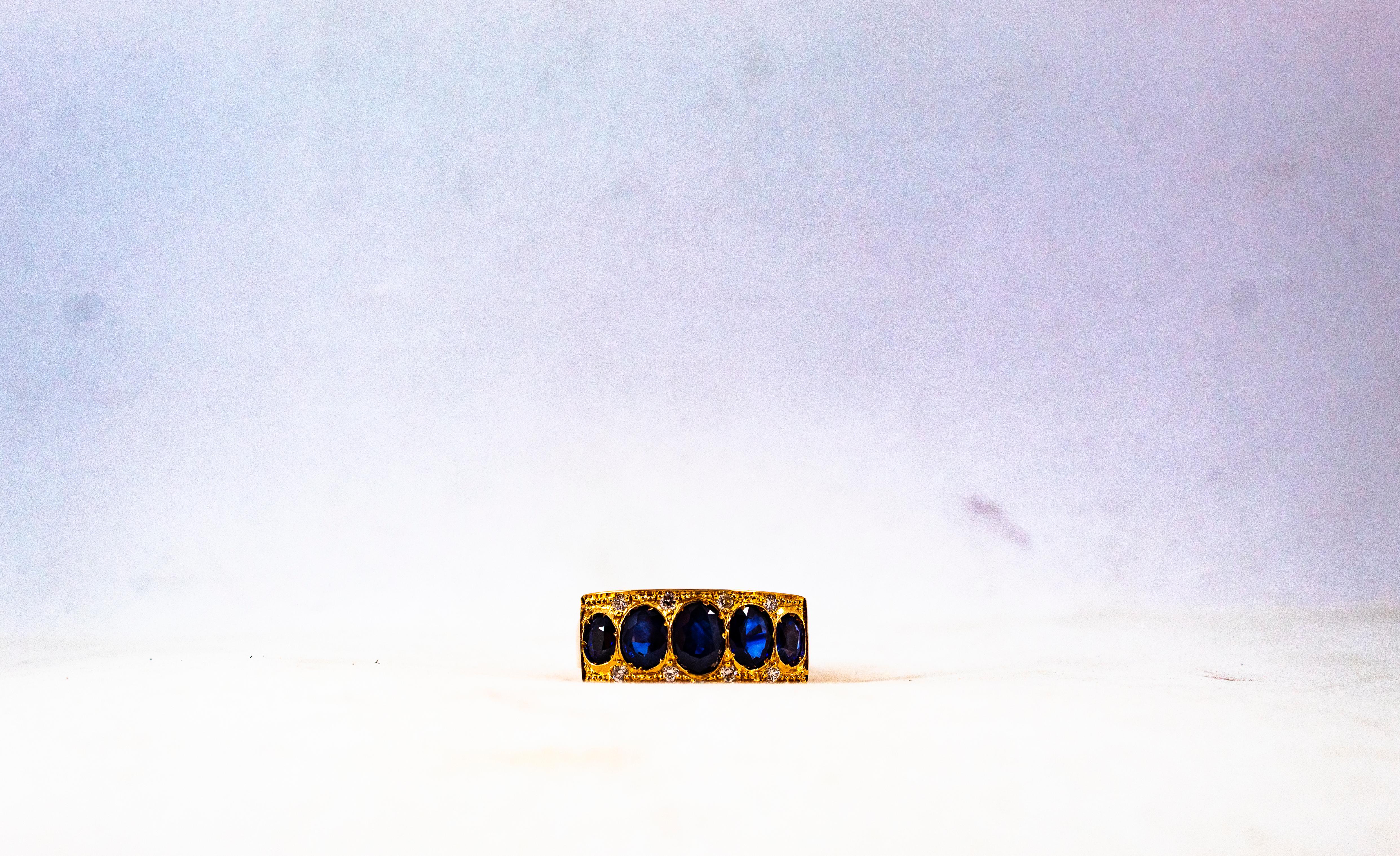 Gelbgoldring im Art-déco-Stil mit 2.10 Karat weißem Diamanten im Ovalschliff und blauem Saphir im Angebot 2