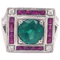 Anello in stile Art Deco con smeraldo da 2,15 carati, rubini e diamanti, oro bianco 18 ct.