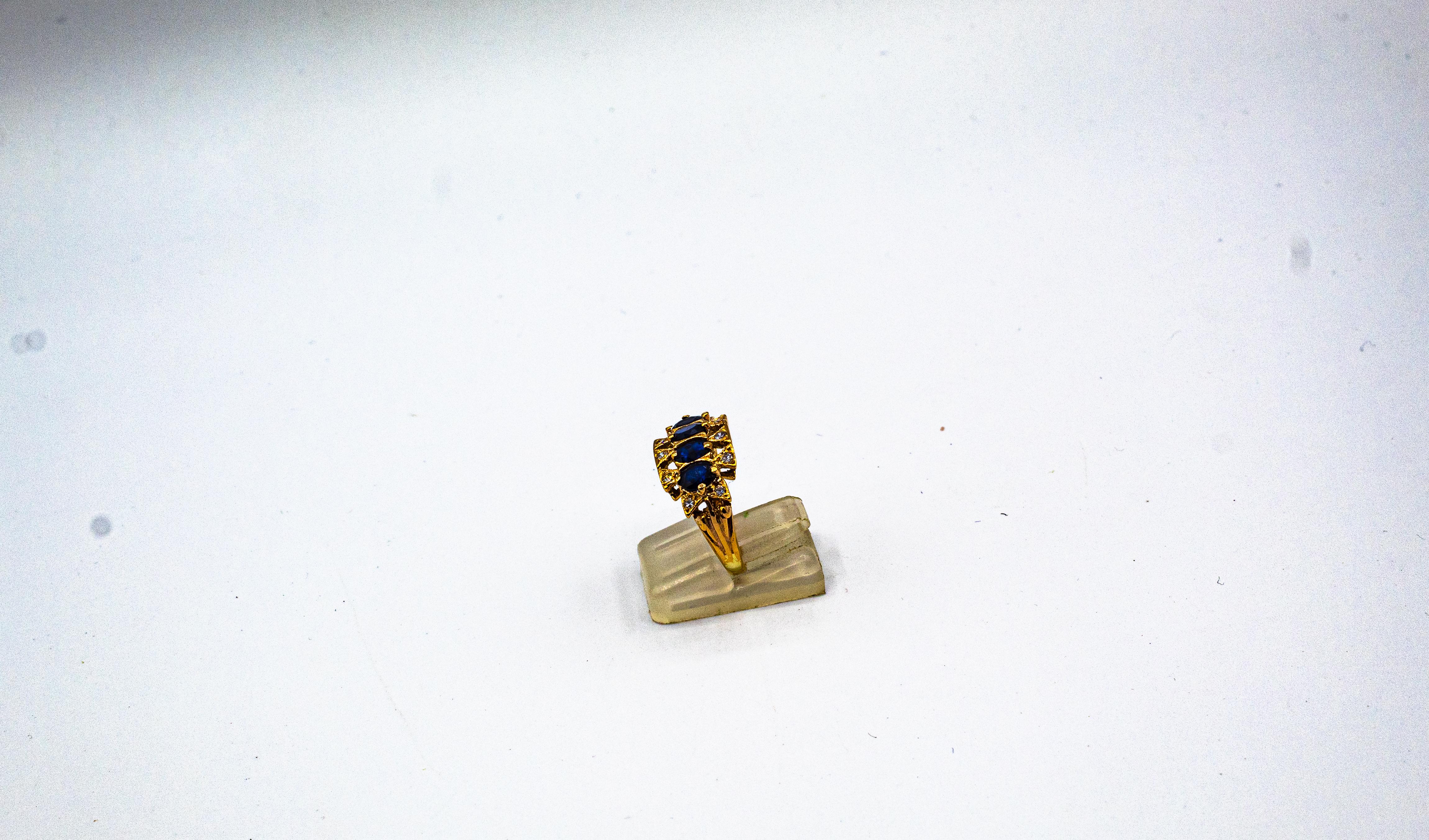 Bague en or jaune de style Art déco avec diamant blanc de 2.20 carats et saphir bleu de taille ovale Unisexe en vente