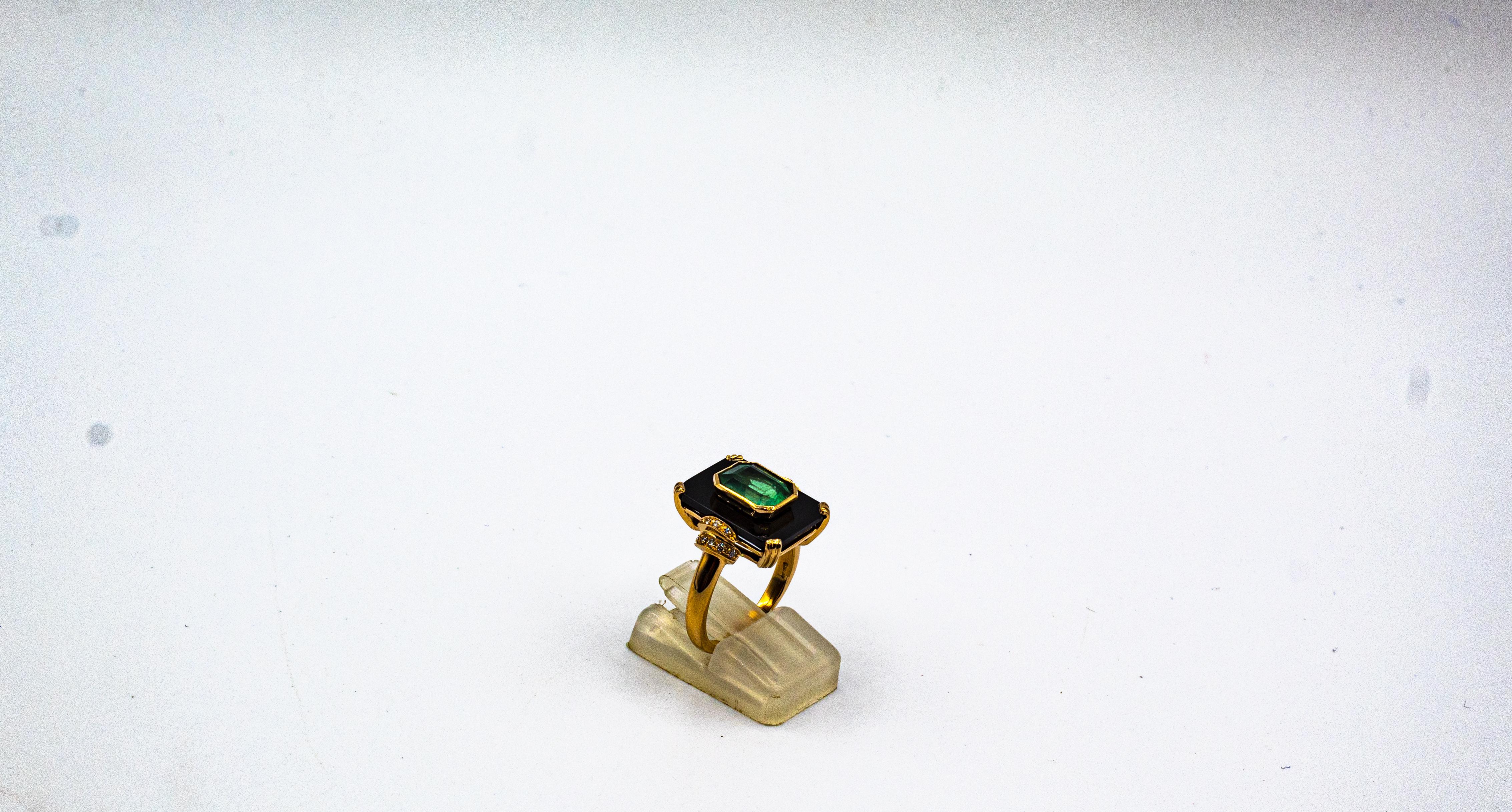 Women's or Men's Art Deco Style 2.22 Carat White Diamond Emerald Onyx Yellow Gold Cocktail Ring