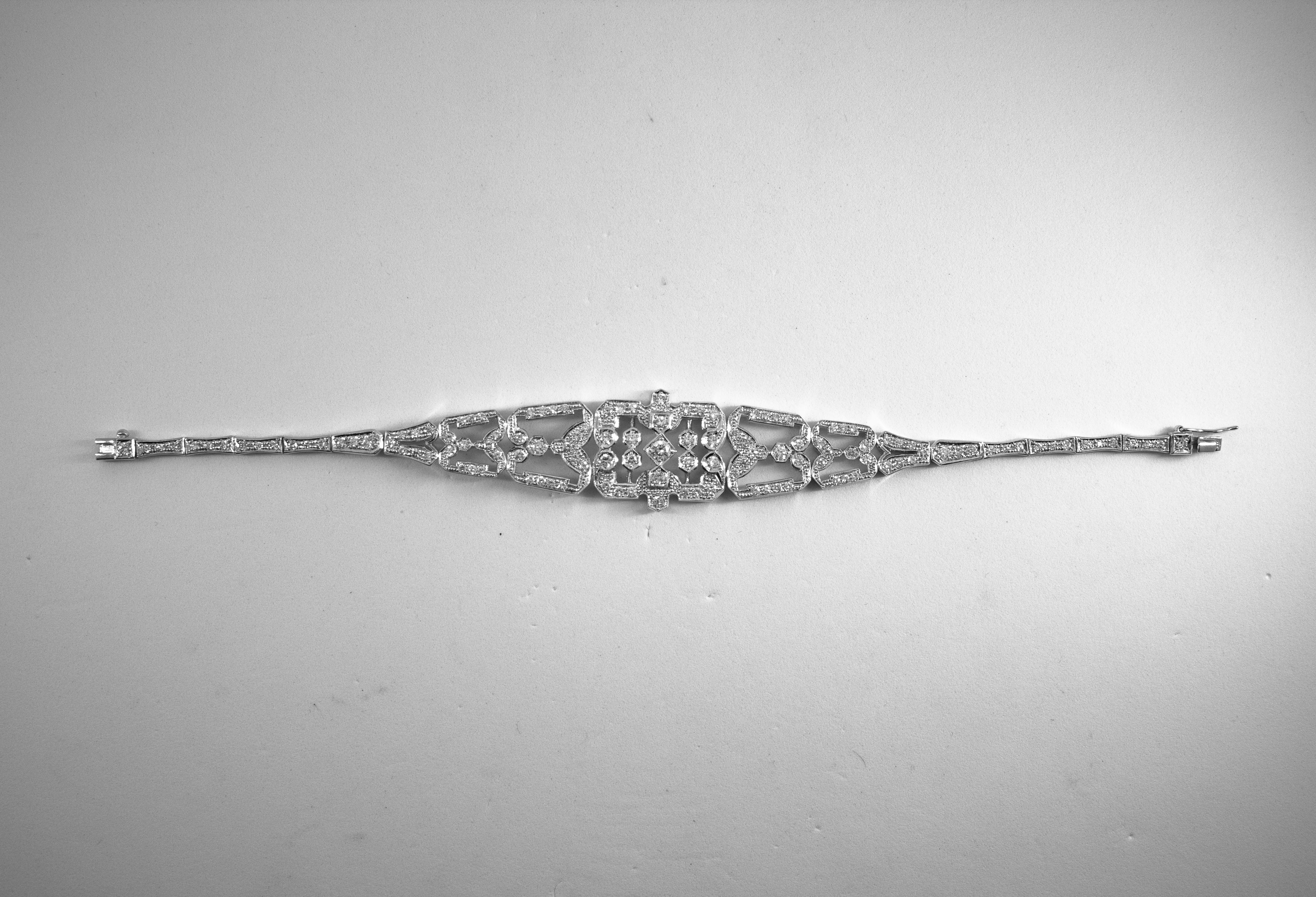 Weißgold-Armband im Art-déco-Stil mit 2,40 Karat Diamanten im Rundschliff im Angebot 1