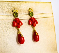 Boucles d'oreilles de style Art déco en or jaune avec diamants blancs de 2,56 carats, péridots et corail rouge