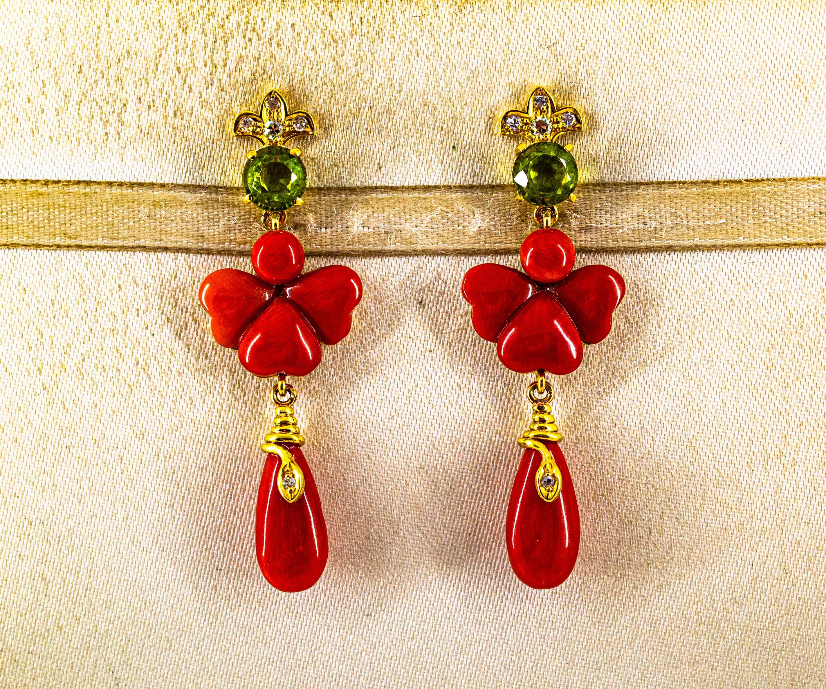 Ohrringe im Art-Déco-Stil 2,56 Karat Weißer Diamant Peridot Rote Koralle Gelbgold (Art déco) im Angebot