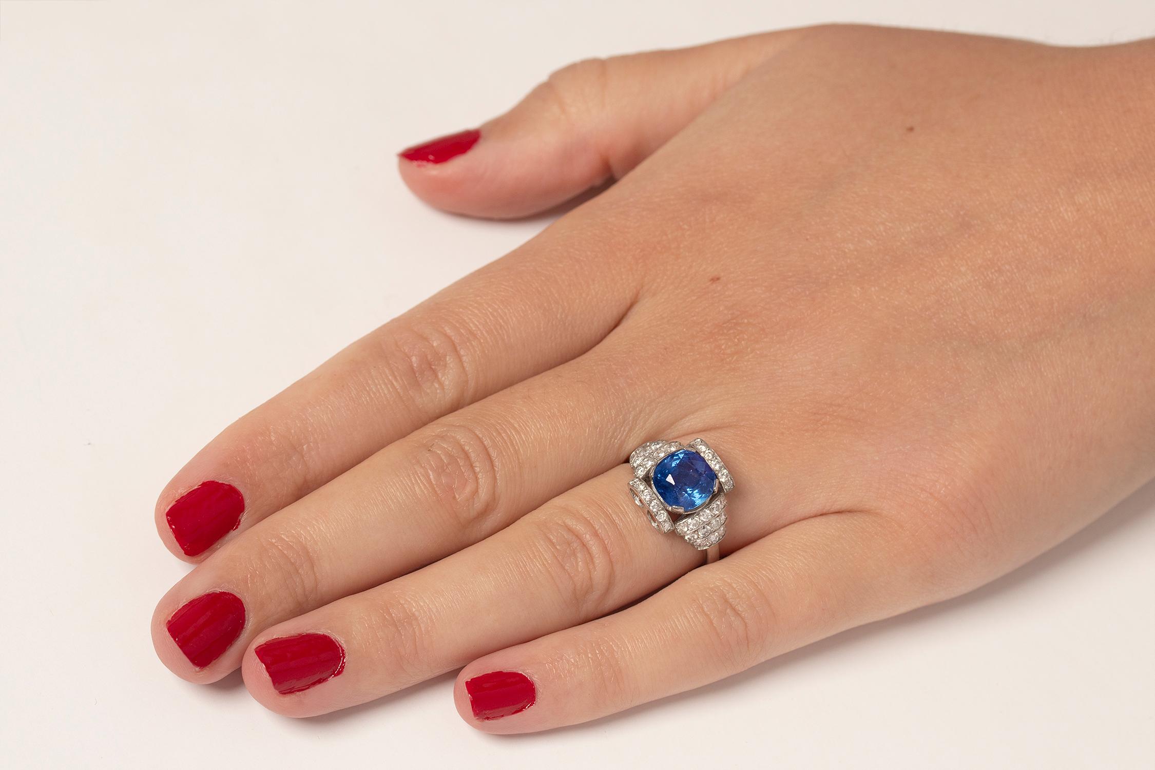Ring im Art-Déco-Stil mit 2,76 Karat birmanischem Saphir und Diamant, ca. 1950er Jahre für Damen oder Herren im Angebot