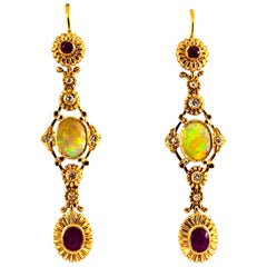 Clous d'oreilles en or jaune de style Art déco avec diamants blancs de 2,90 carats, rubis et opale