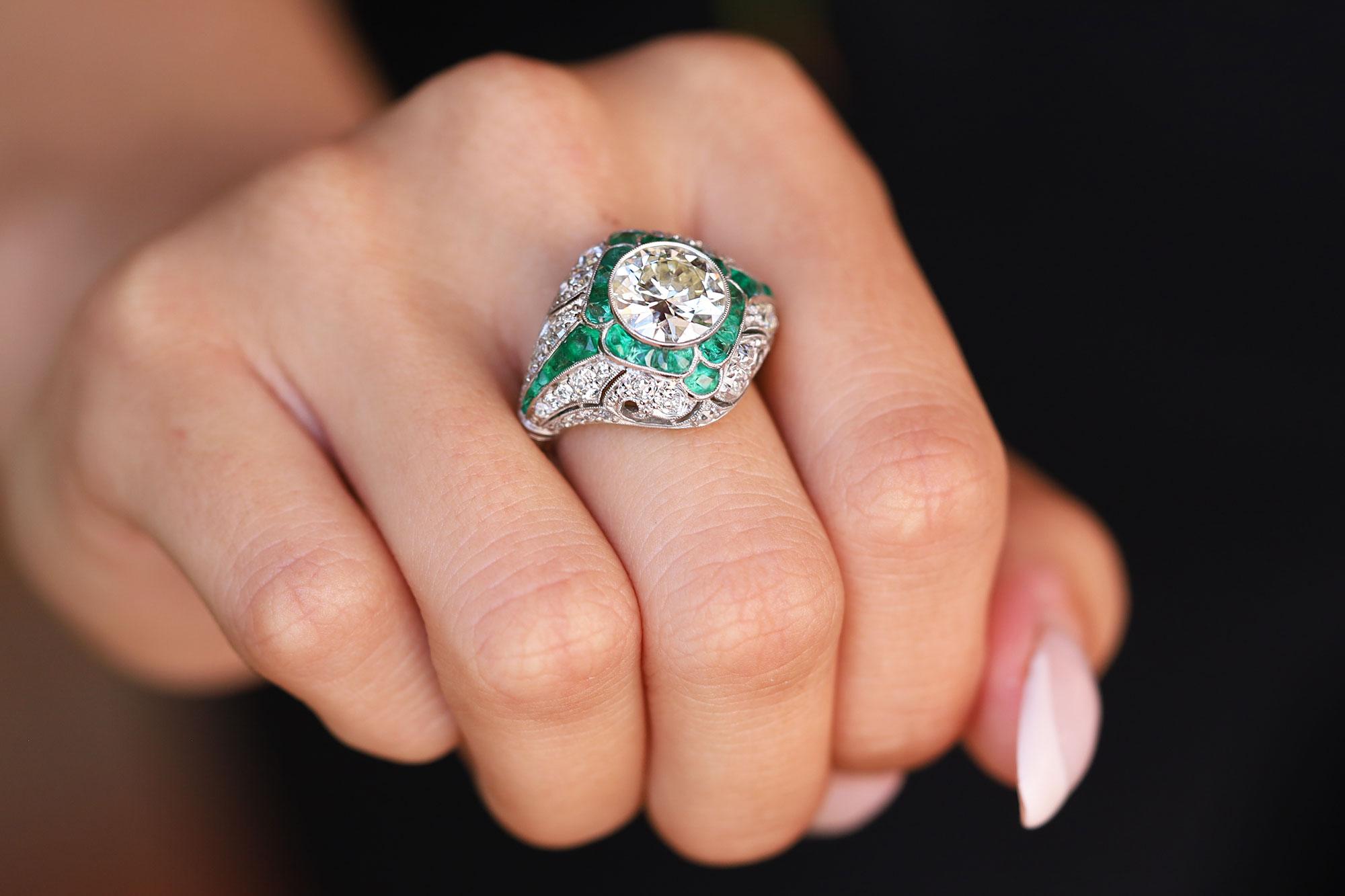 Women's or Men's Art Deco Style 2.94 Carat Old European Cut Diamond and Emerald Bombè Ring For Sale