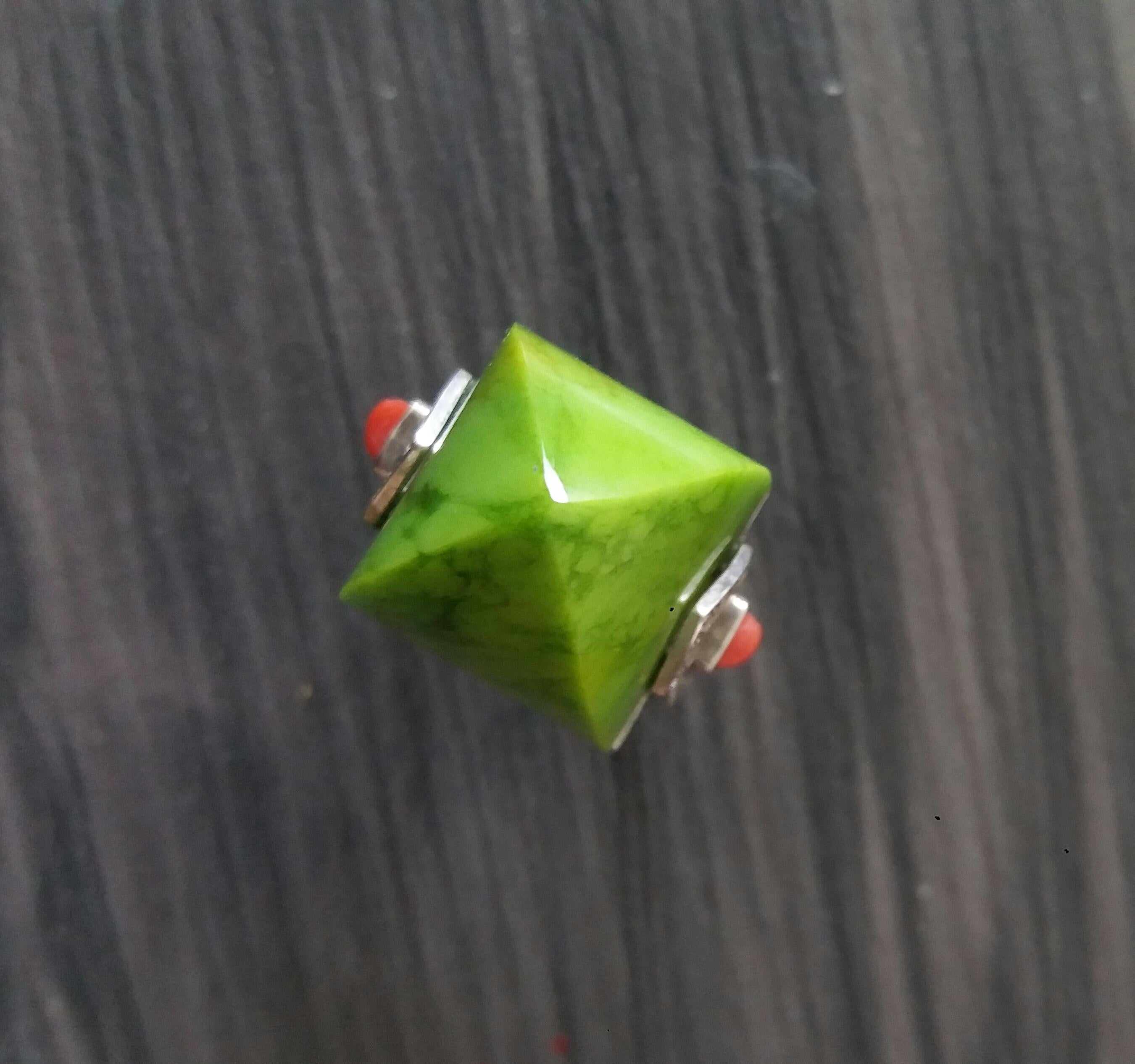 Estilo Art Déco  Anillo de cóctel de oro de 14 quilates con diamantes y pirámide de turquesa verde de 31 quilates en venta 5