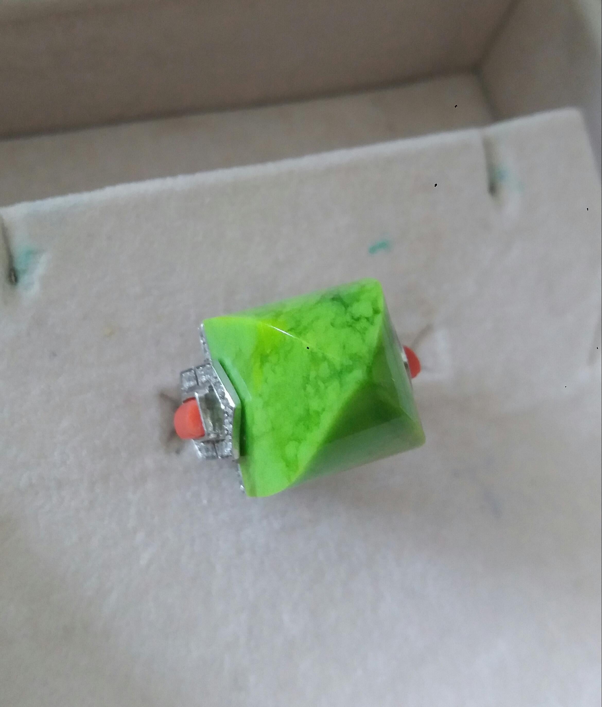 Estilo Art Déco  Anillo de cóctel de oro de 14 quilates con diamantes y pirámide de turquesa verde de 31 quilates en venta 1